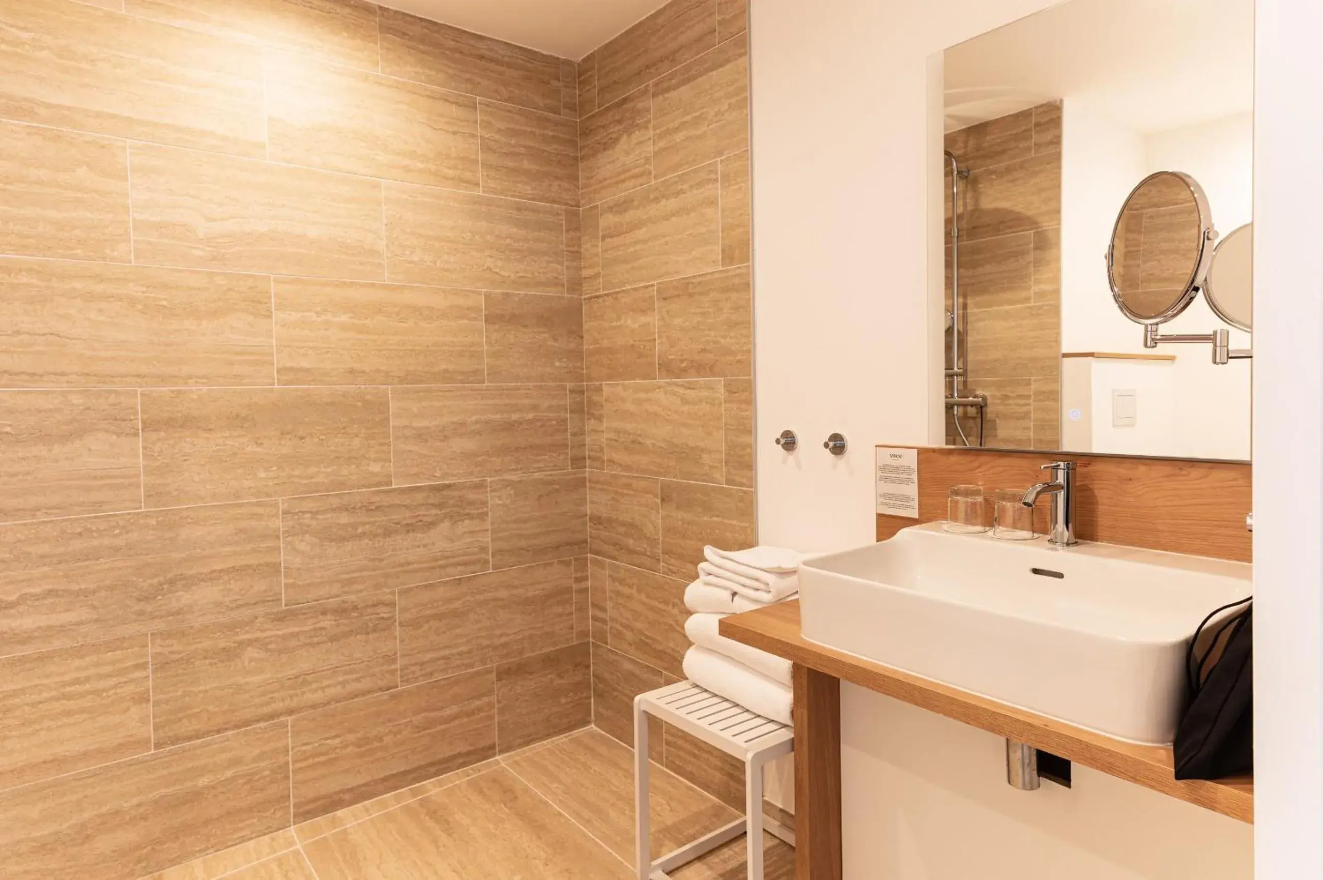 Standard Super King Room - Accessible in voco Beaune , Cité des Vins, an IHG Hotel Standard Super King Room - Accessible in voco Beaune , Cité des Vins, an IHG Hotel