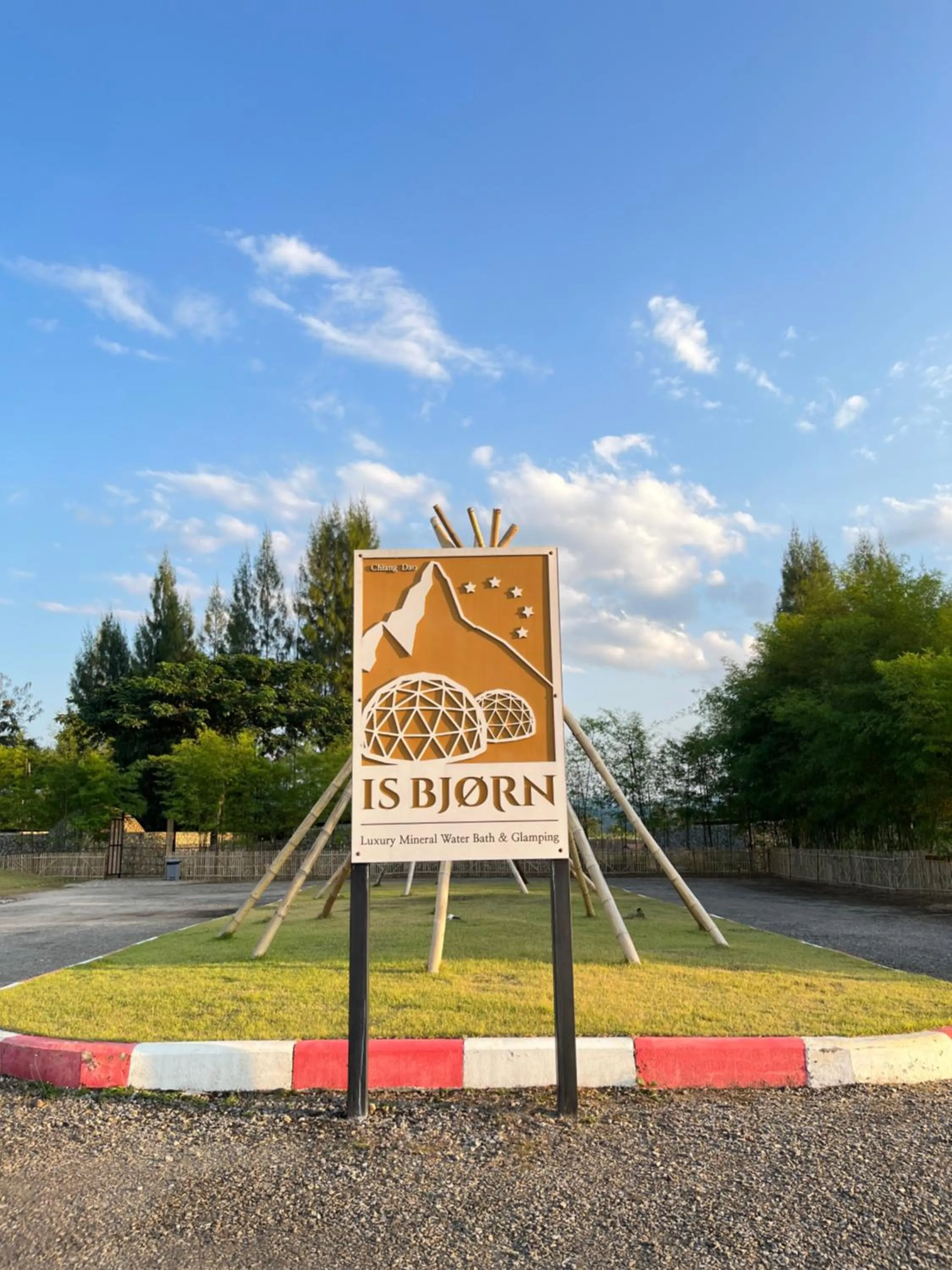 Property logo or sign in Isbjorn chiangdao