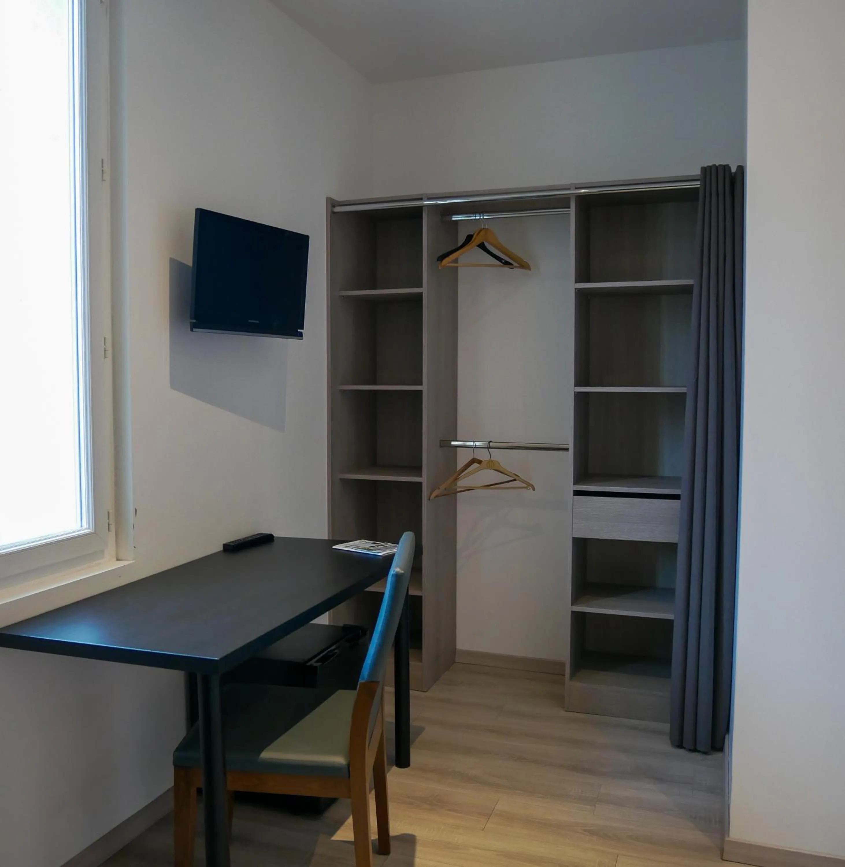 wardrobe in LE CENTRAL HOTEL BAR RESTAURANT