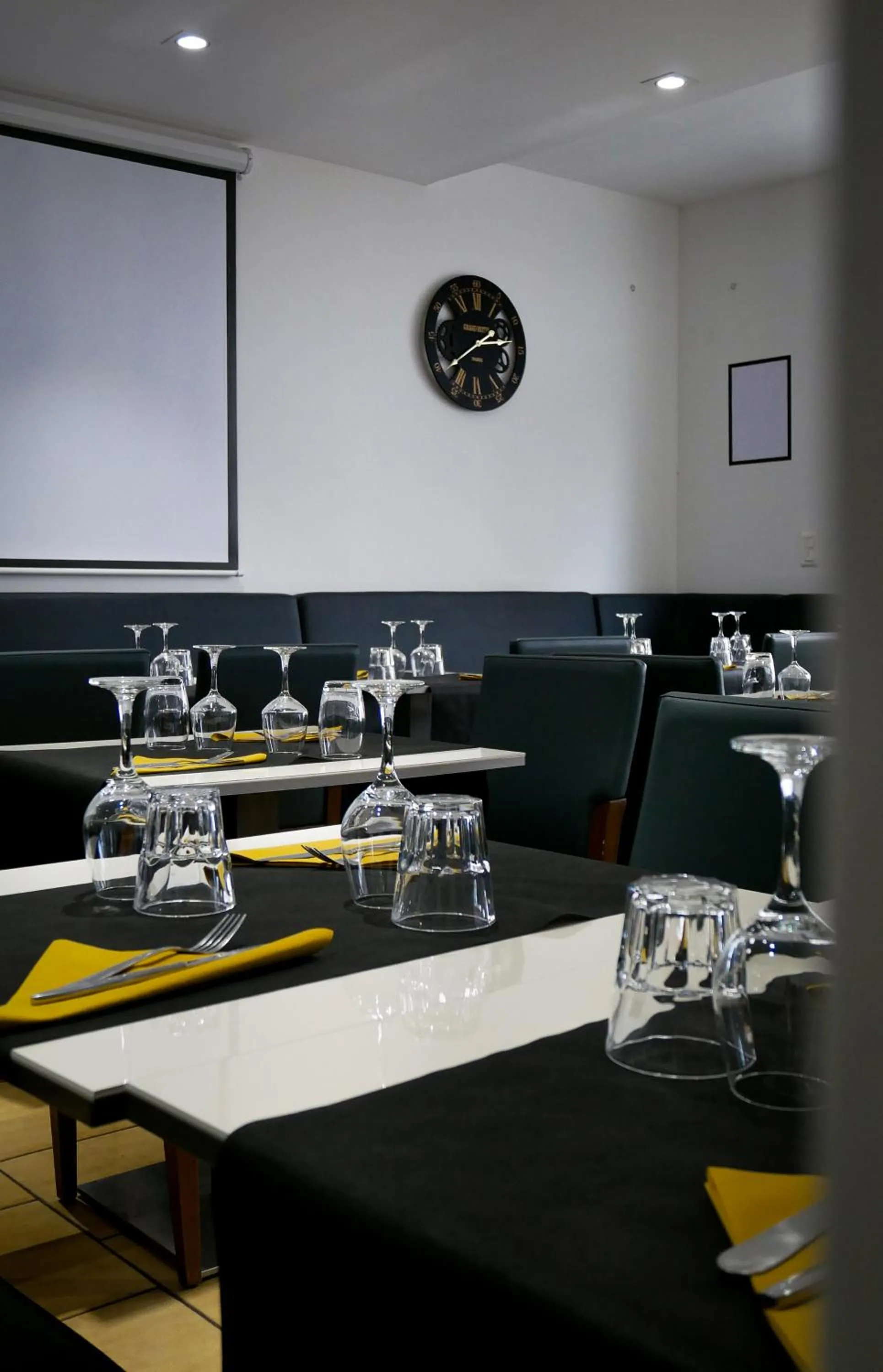 Restaurant/places to eat in LE CENTRAL HOTEL BAR RESTAURANT