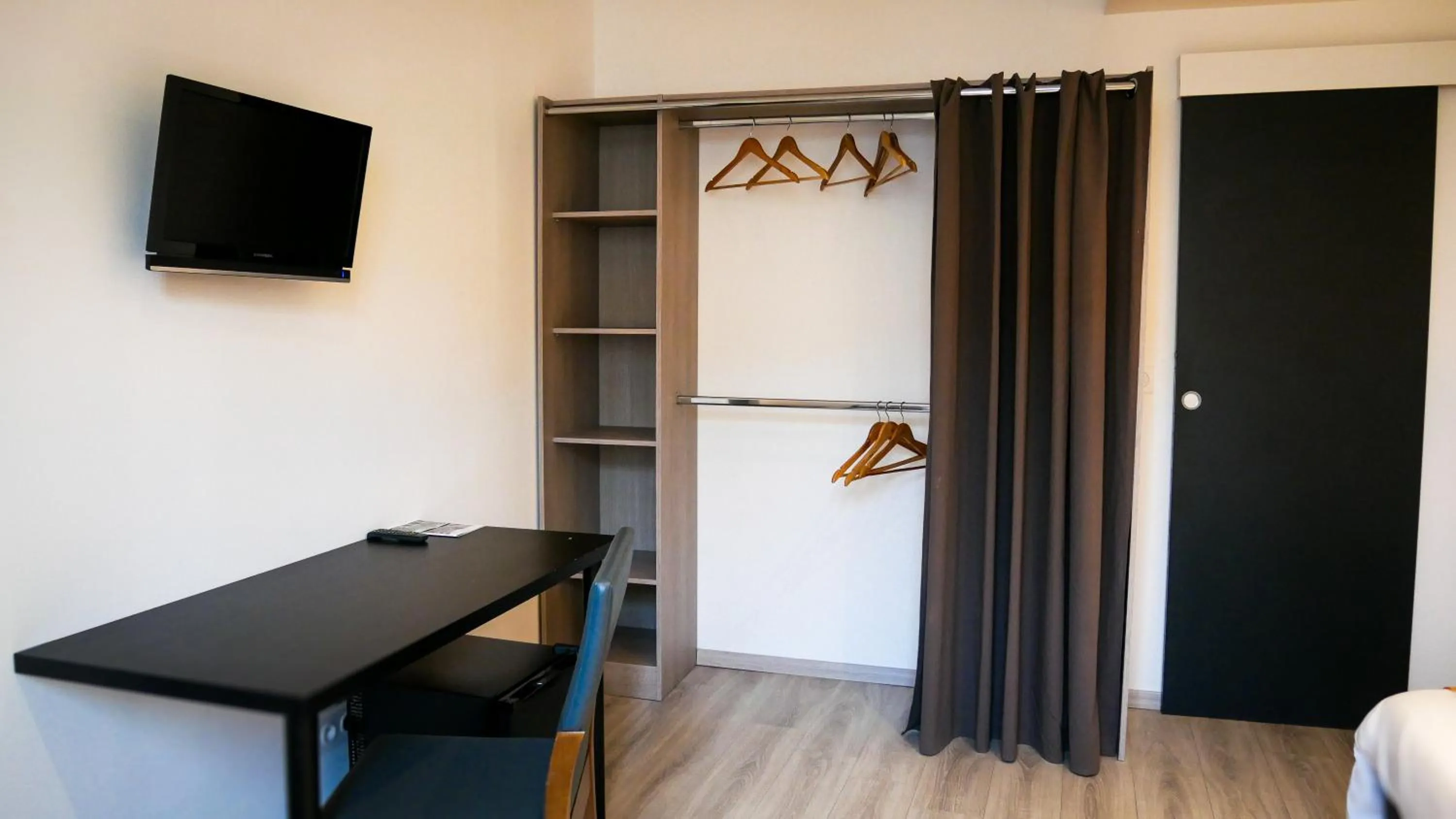 LE CENTRAL HOTEL BAR RESTAURANT