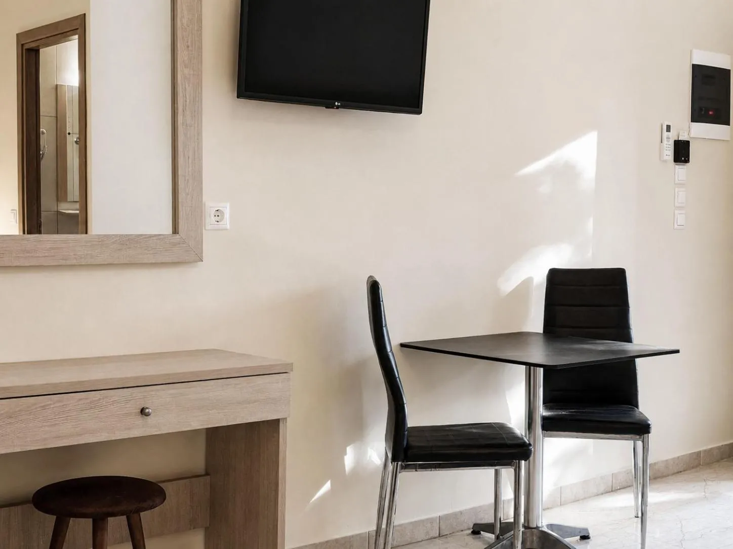 TV and multimedia in Varvaras Diamond Hotel
