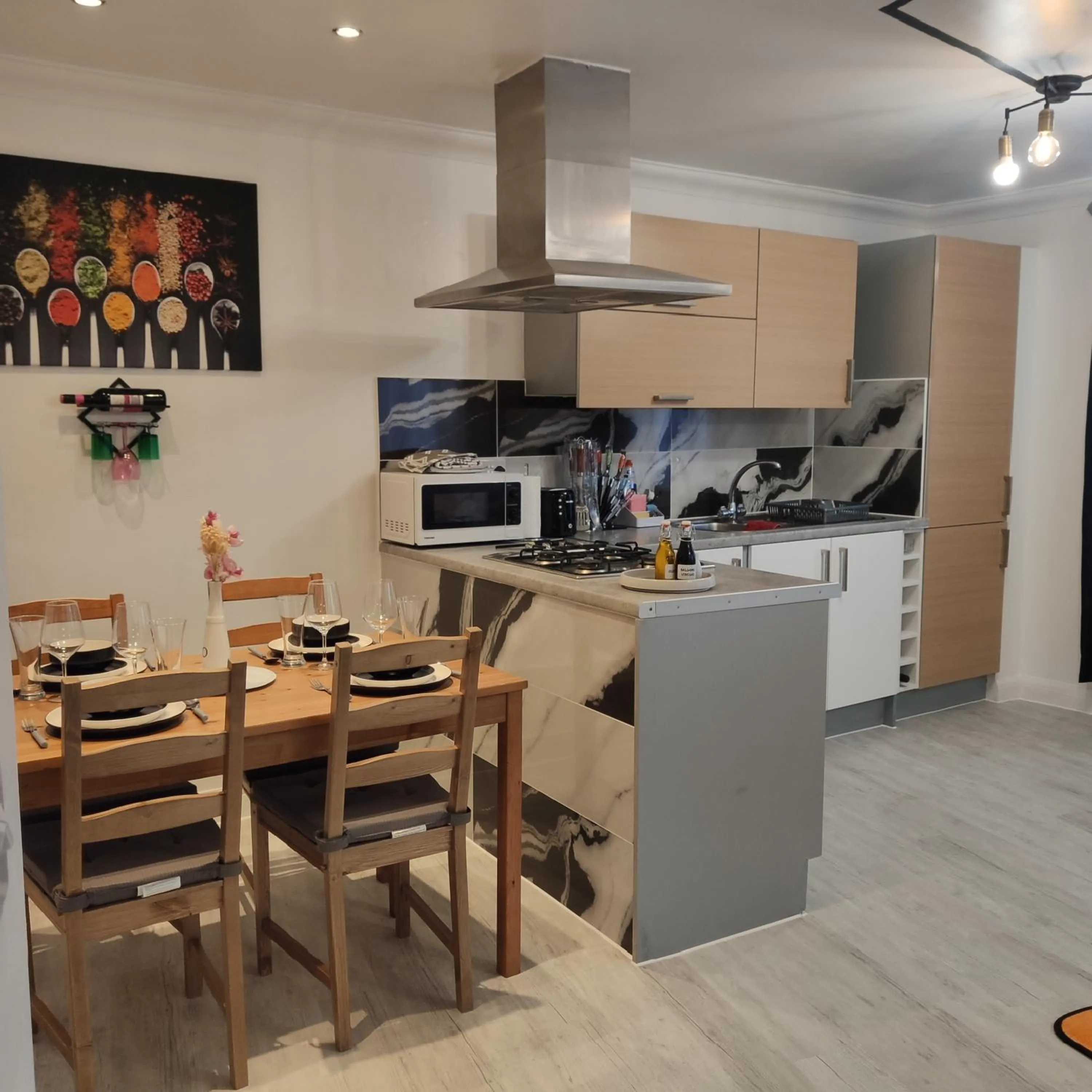 Apartment - Sleeps 4 - Balcony - Parking