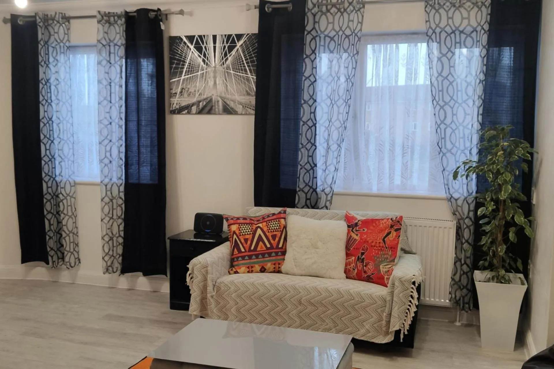 Apartment - Sleeps 4 - Balcony - Parking