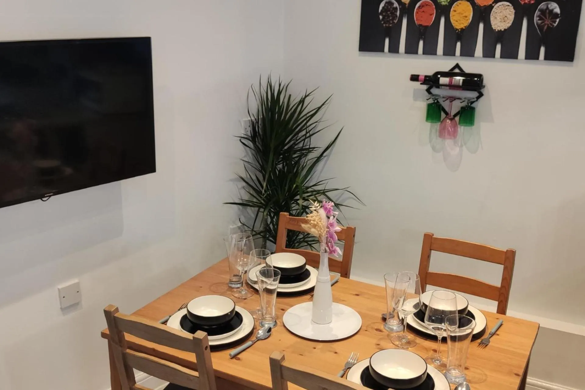 Apartment - Sleeps 4 - Balcony - Parking