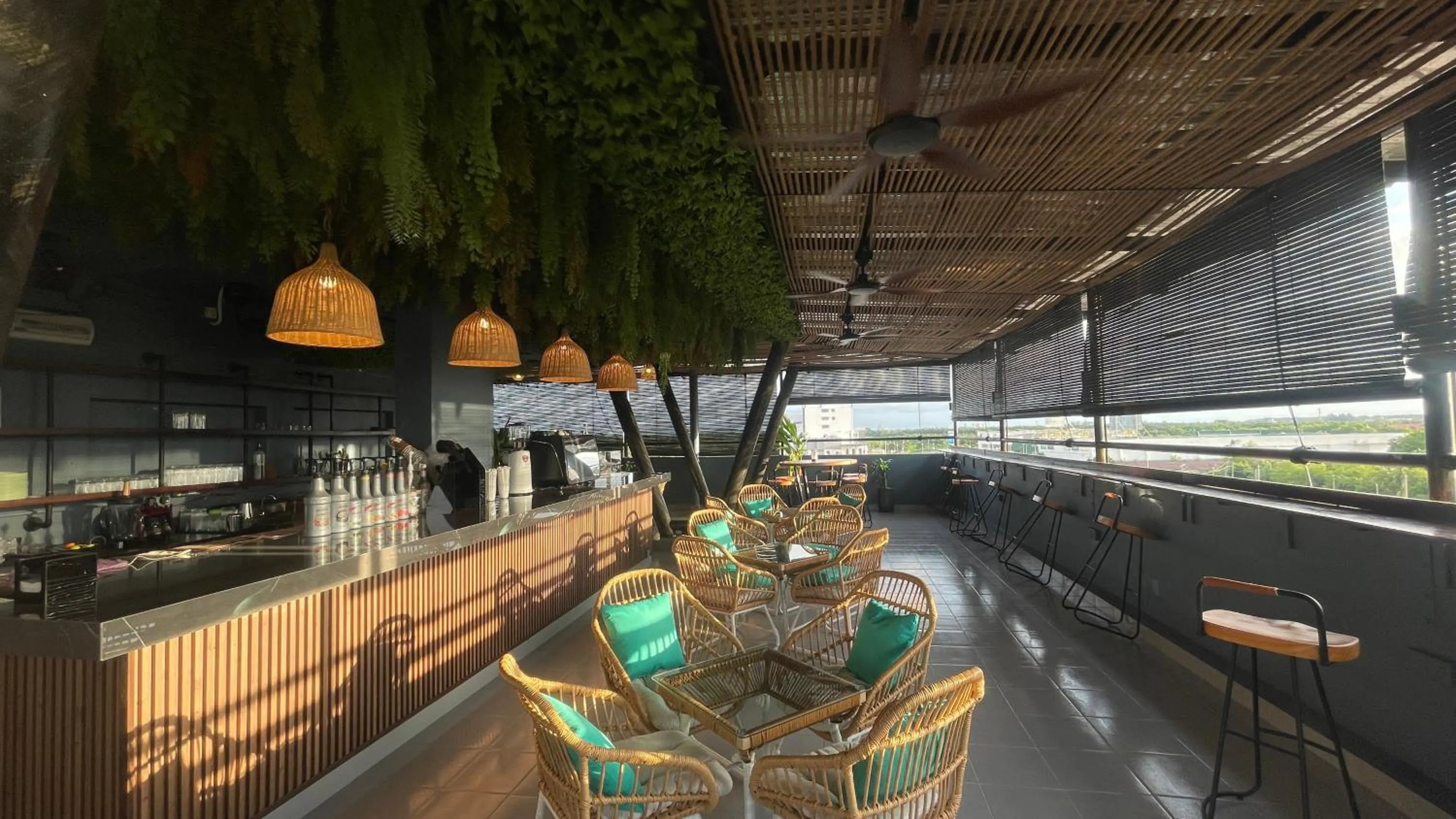 Restaurant/places to eat in Sunflower World Hotel