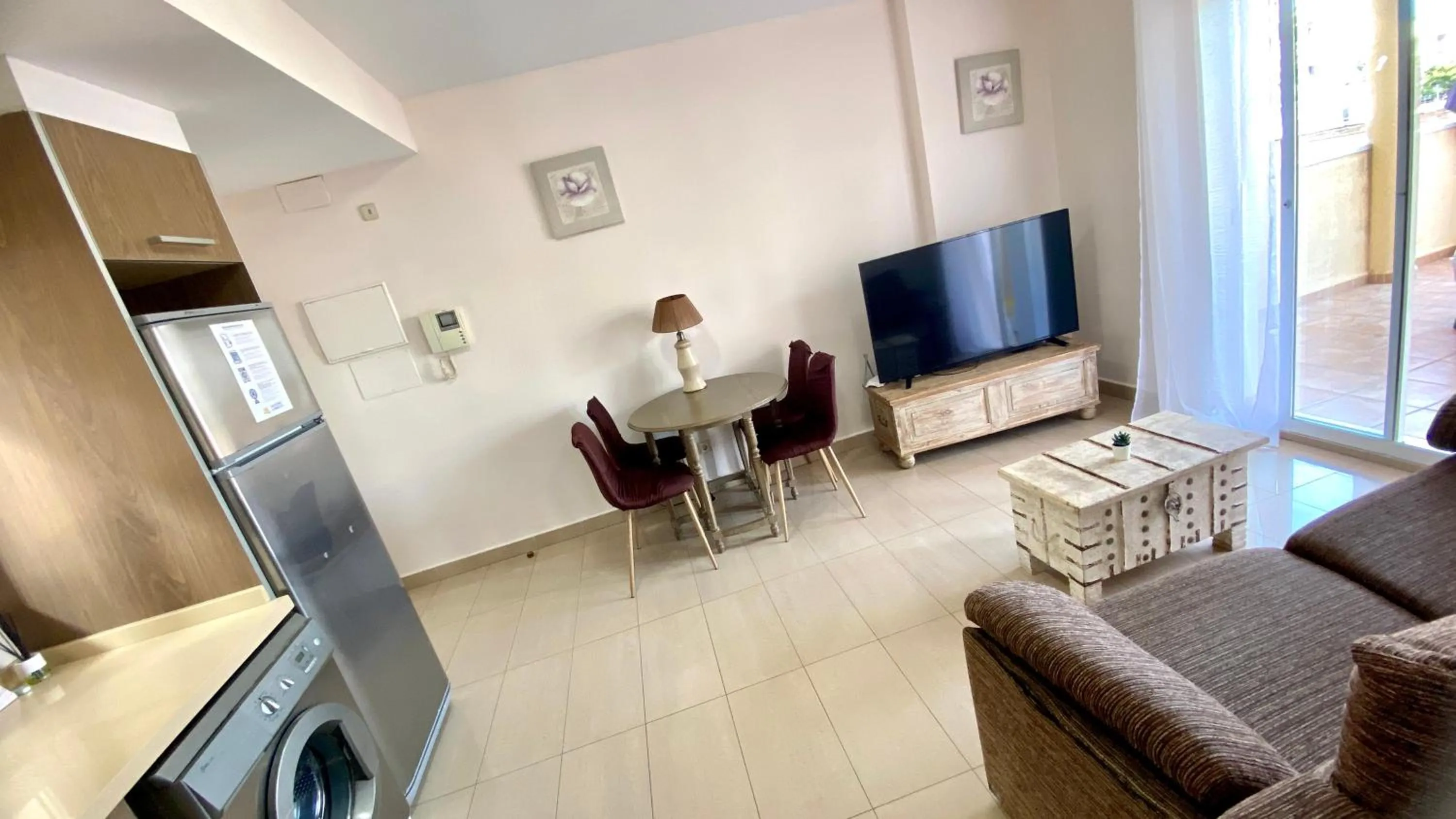 Communal lounge/ TV room in Apartamentos Carlton VyB