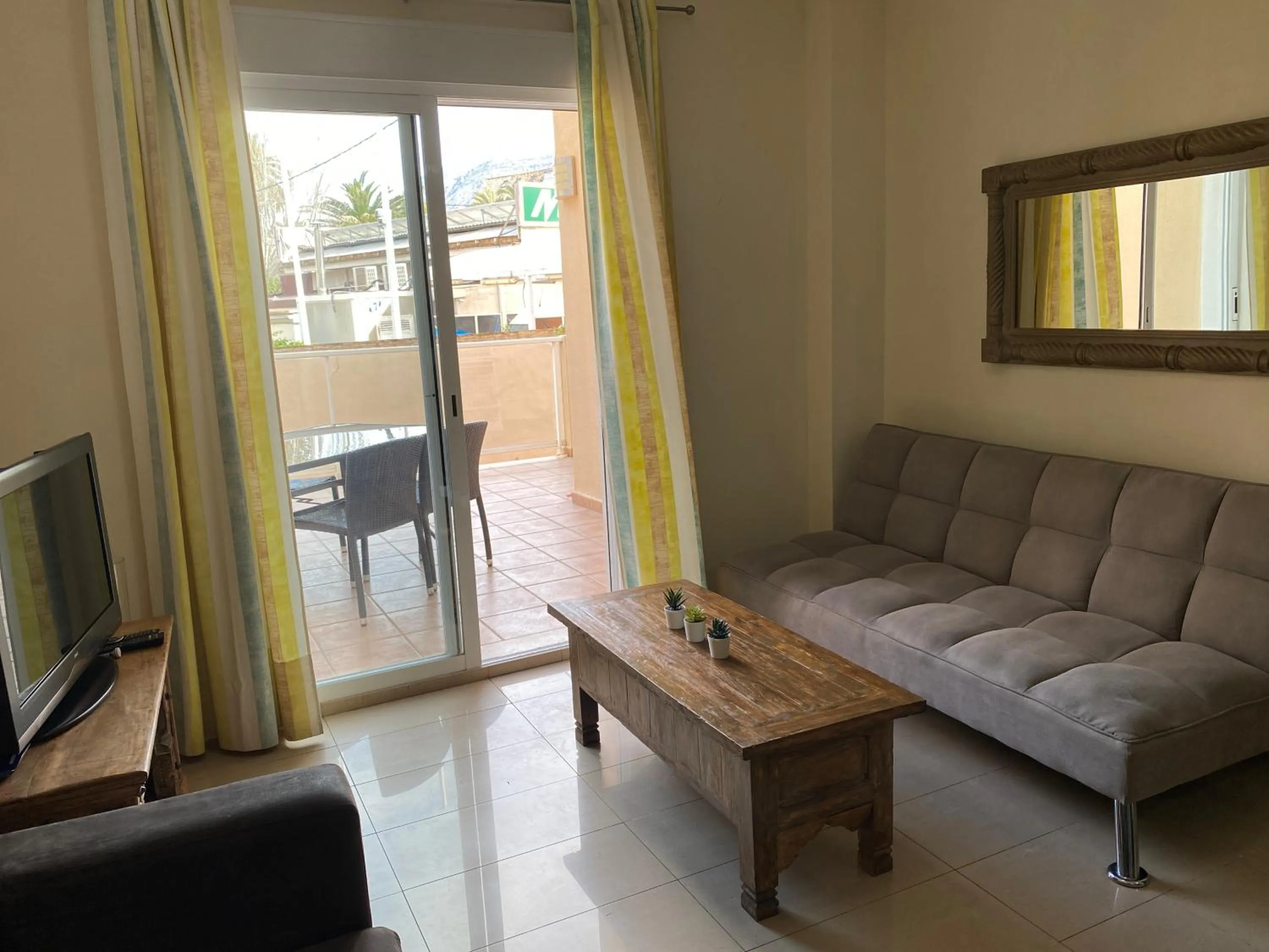 Communal lounge/ TV room in Apartamentos Carlton VyB