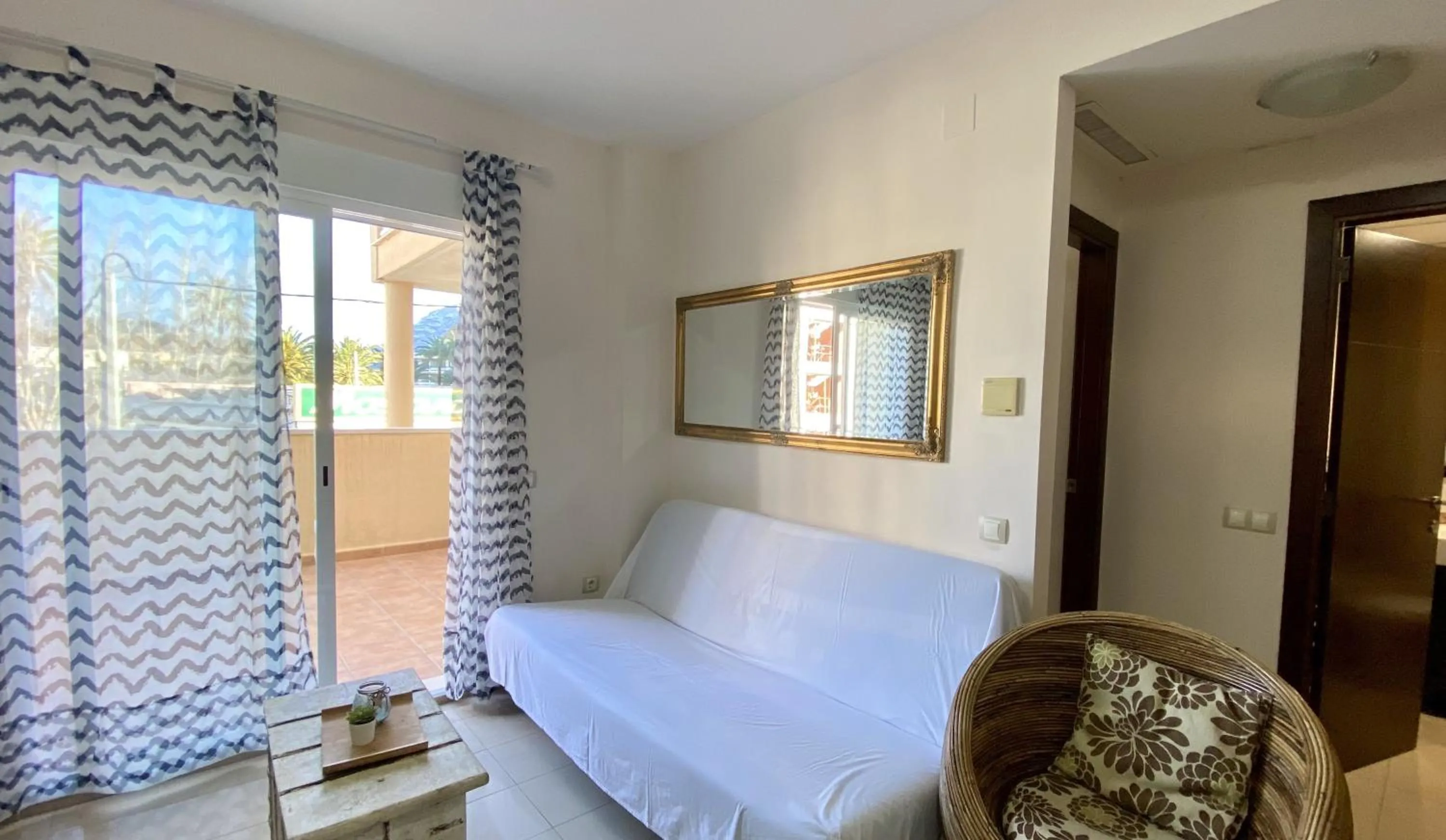 Living room, Bed in Apartamentos Carlton VyB