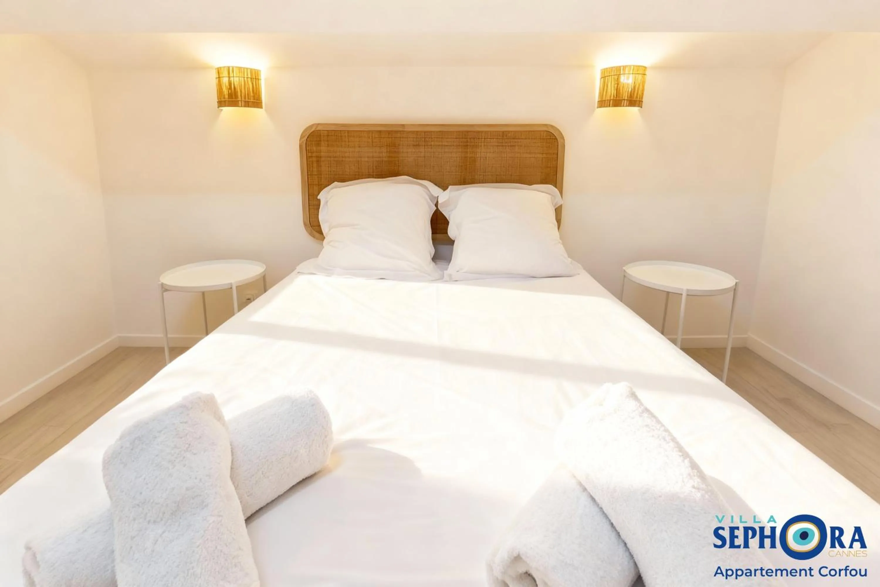 Bed in VILLA SEPHORA CANNES