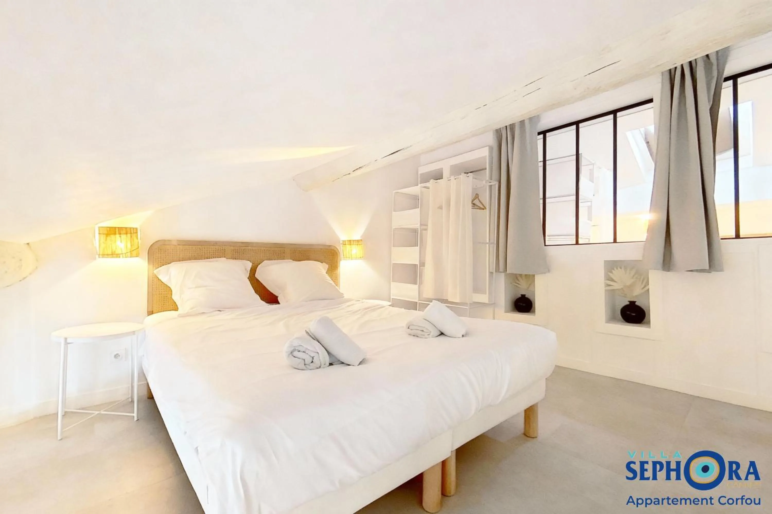 Bed in VILLA SEPHORA CANNES