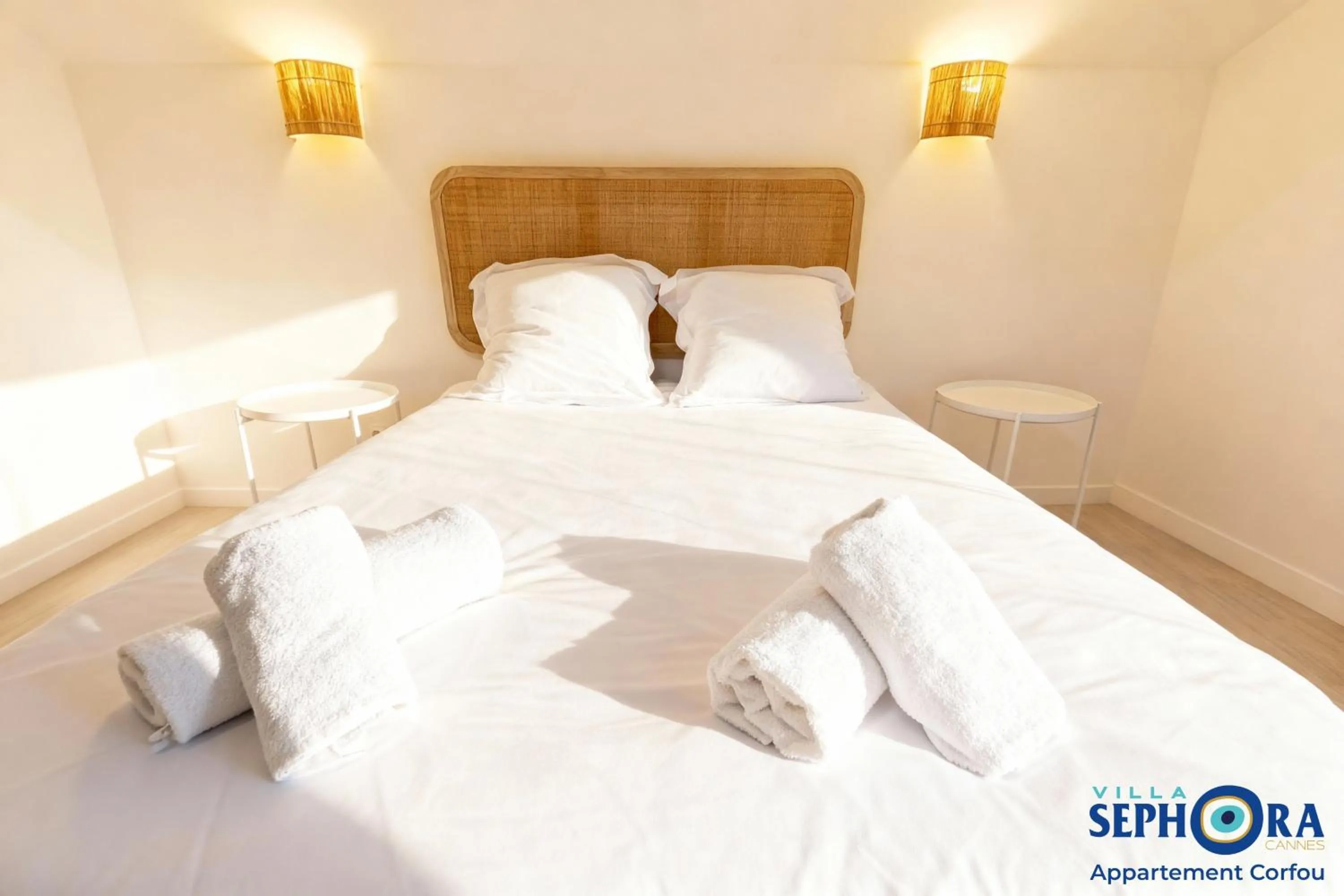Bed in VILLA SEPHORA CANNES