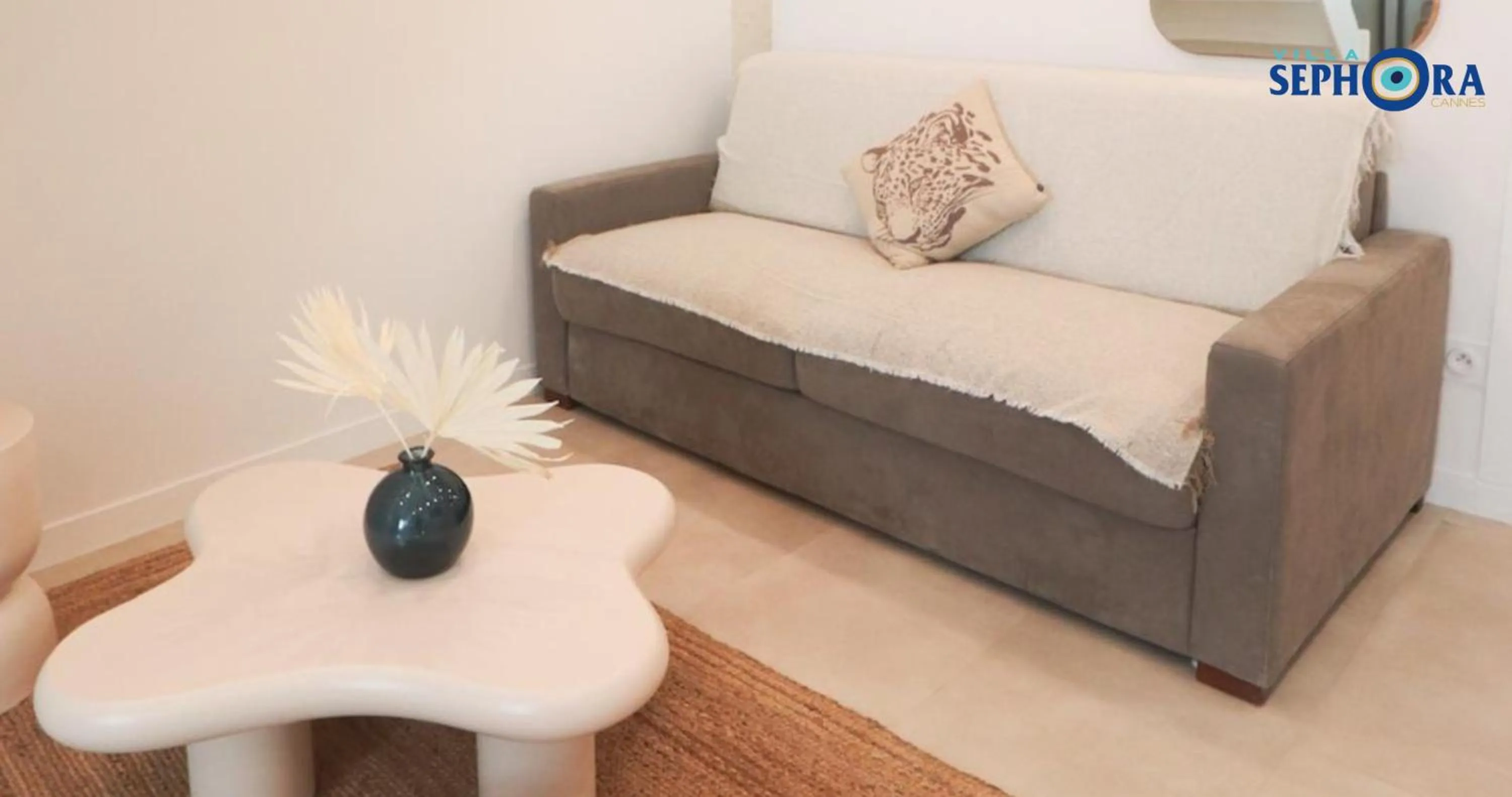 Living room, Bed in VILLA SEPHORA CANNES