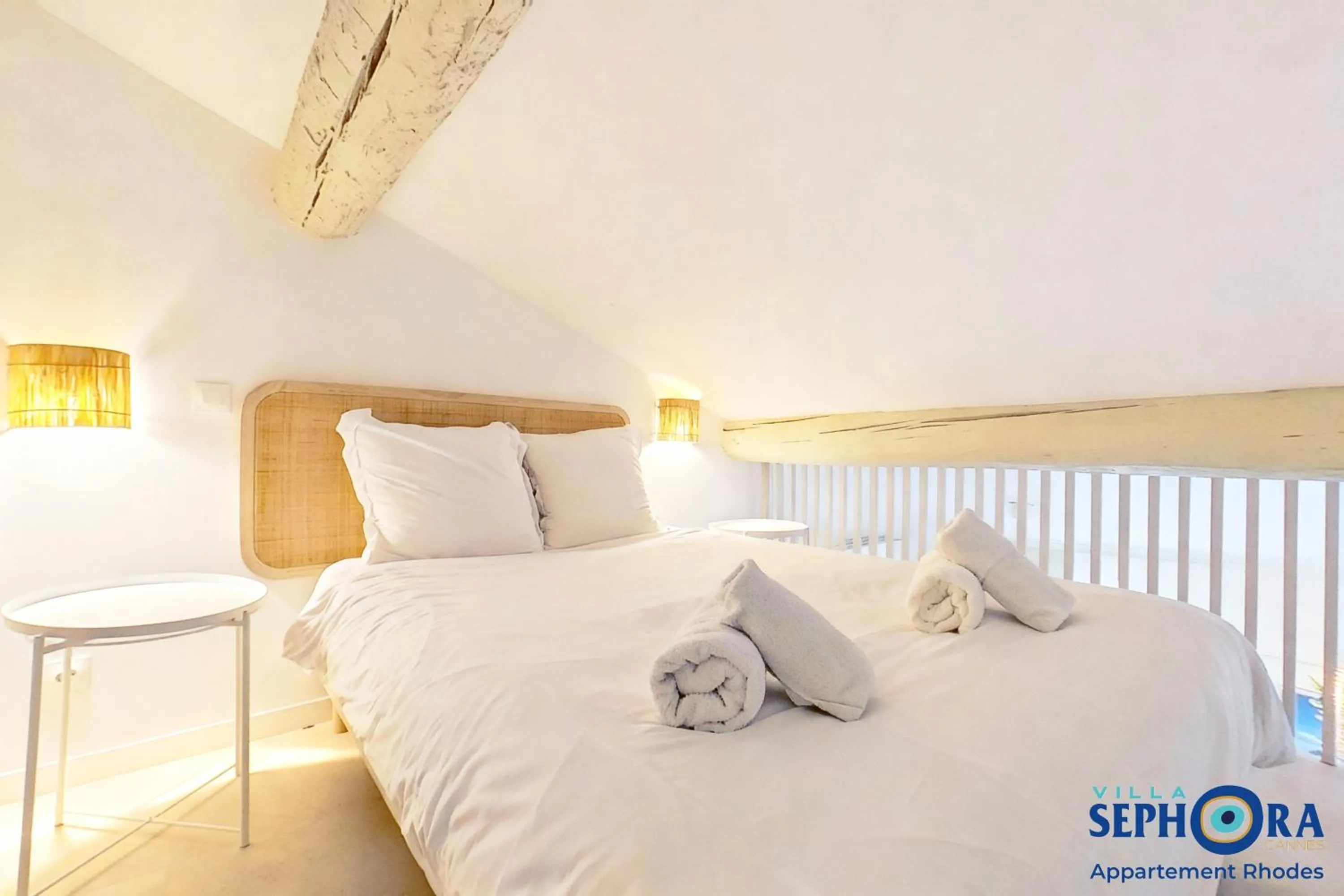 Bed in VILLA SEPHORA CANNES