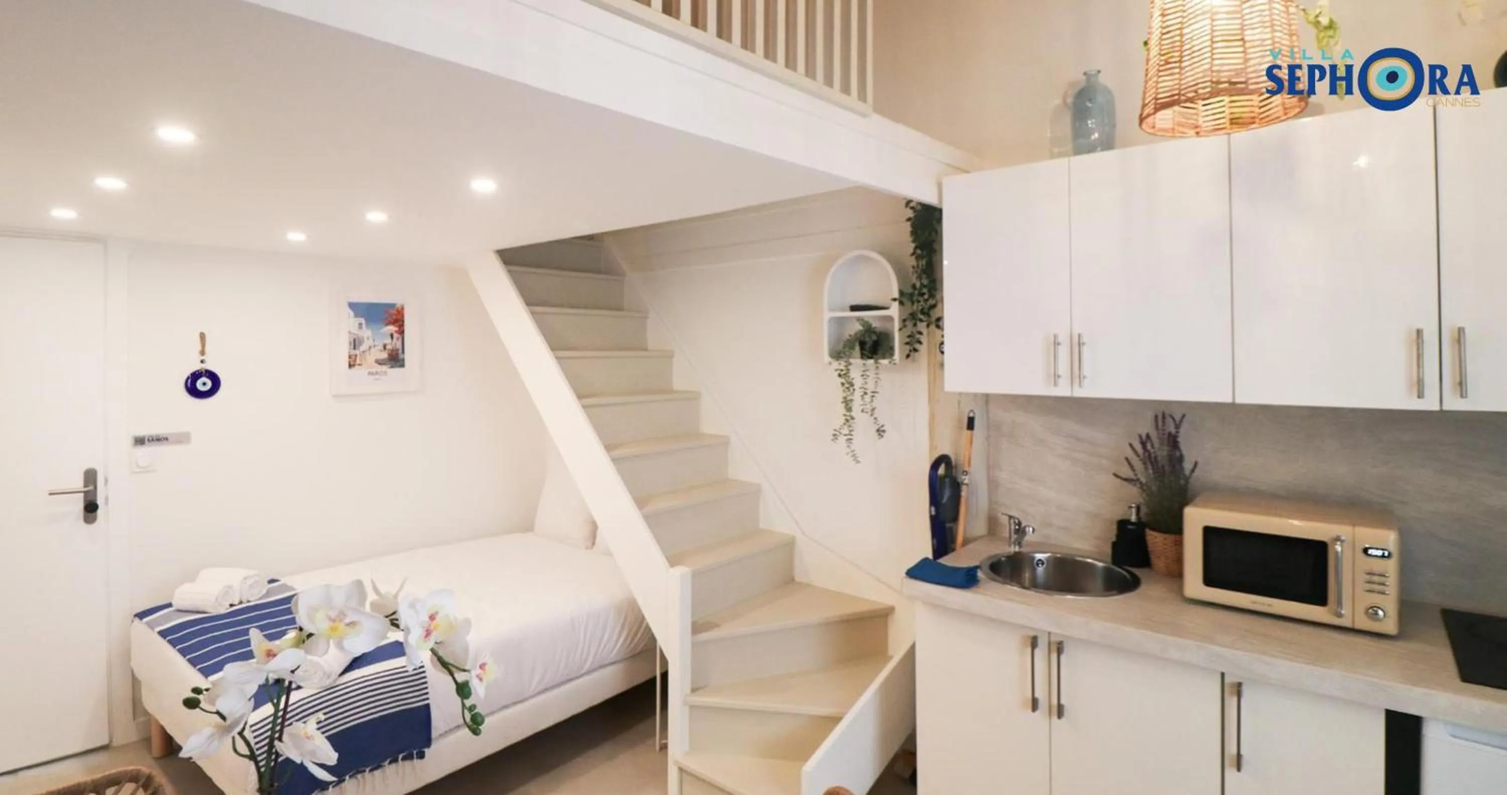 Bed in VILLA SEPHORA CANNES