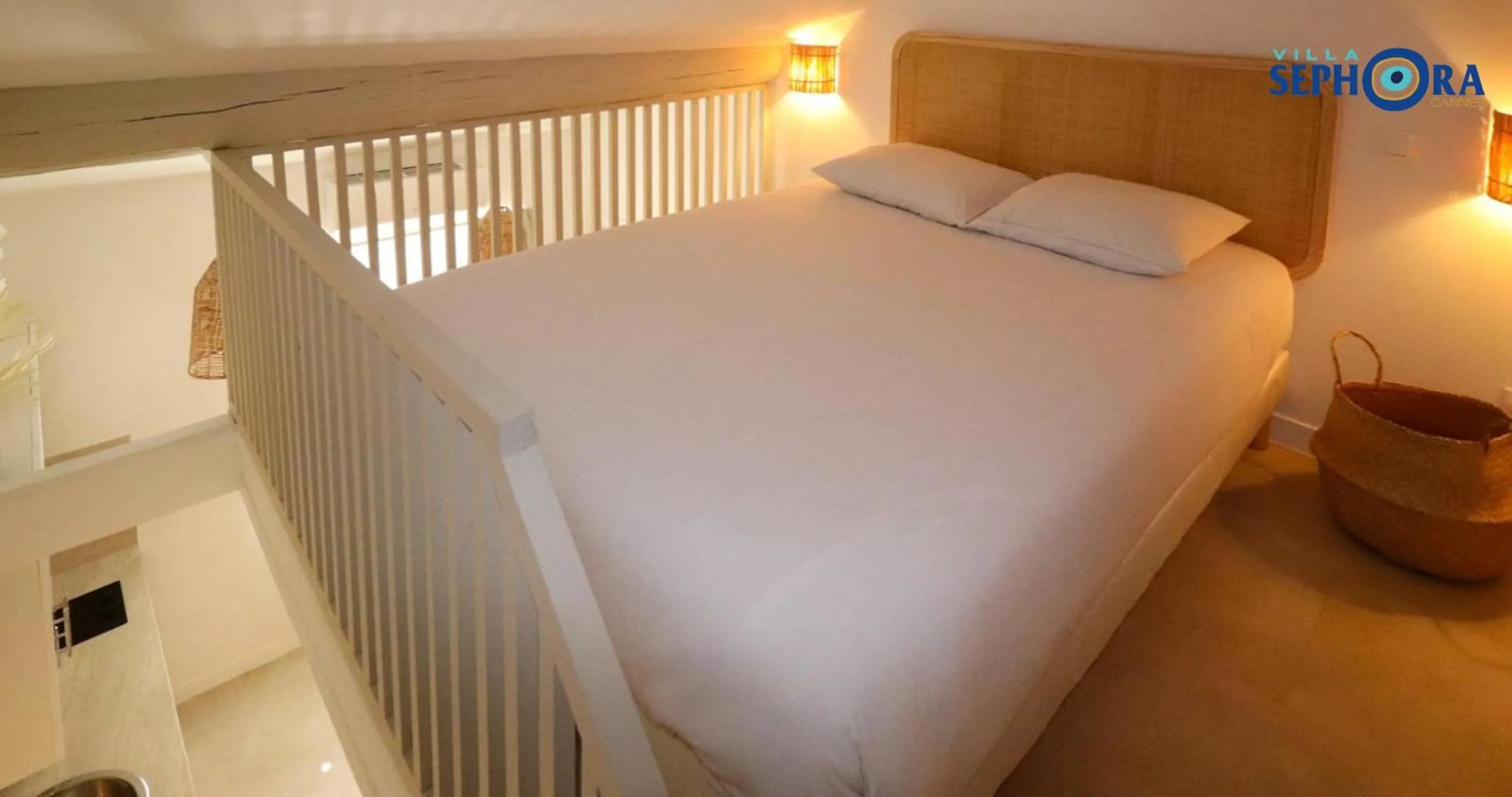 Bed in VILLA SEPHORA CANNES