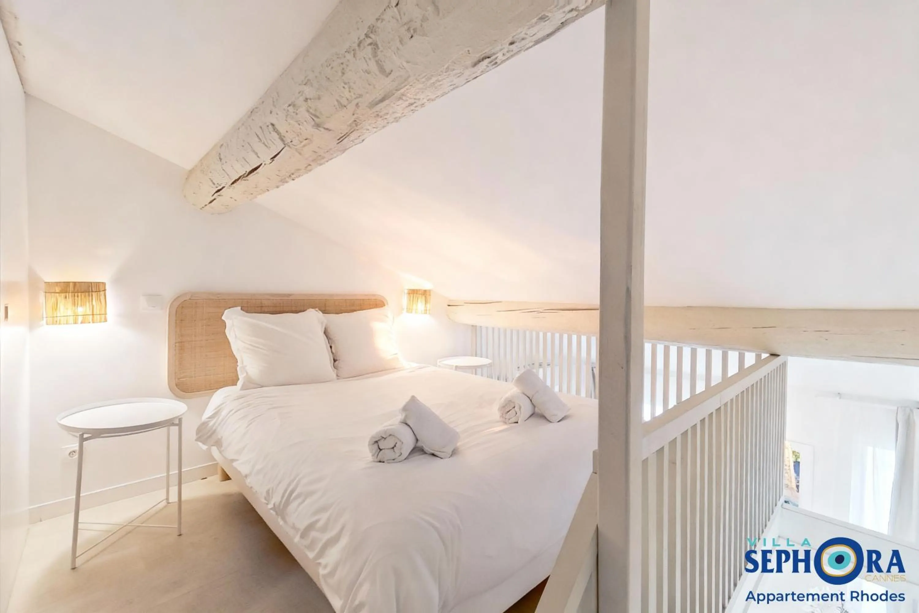 Bed in VILLA SEPHORA CANNES