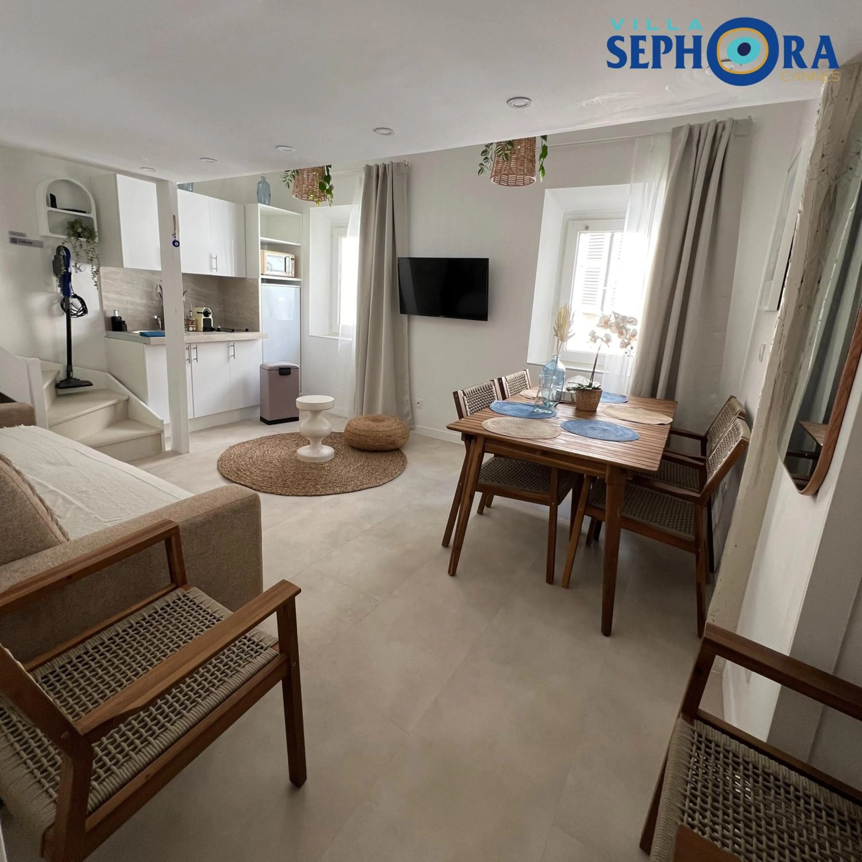 Communal lounge/ TV room in VILLA SEPHORA CANNES