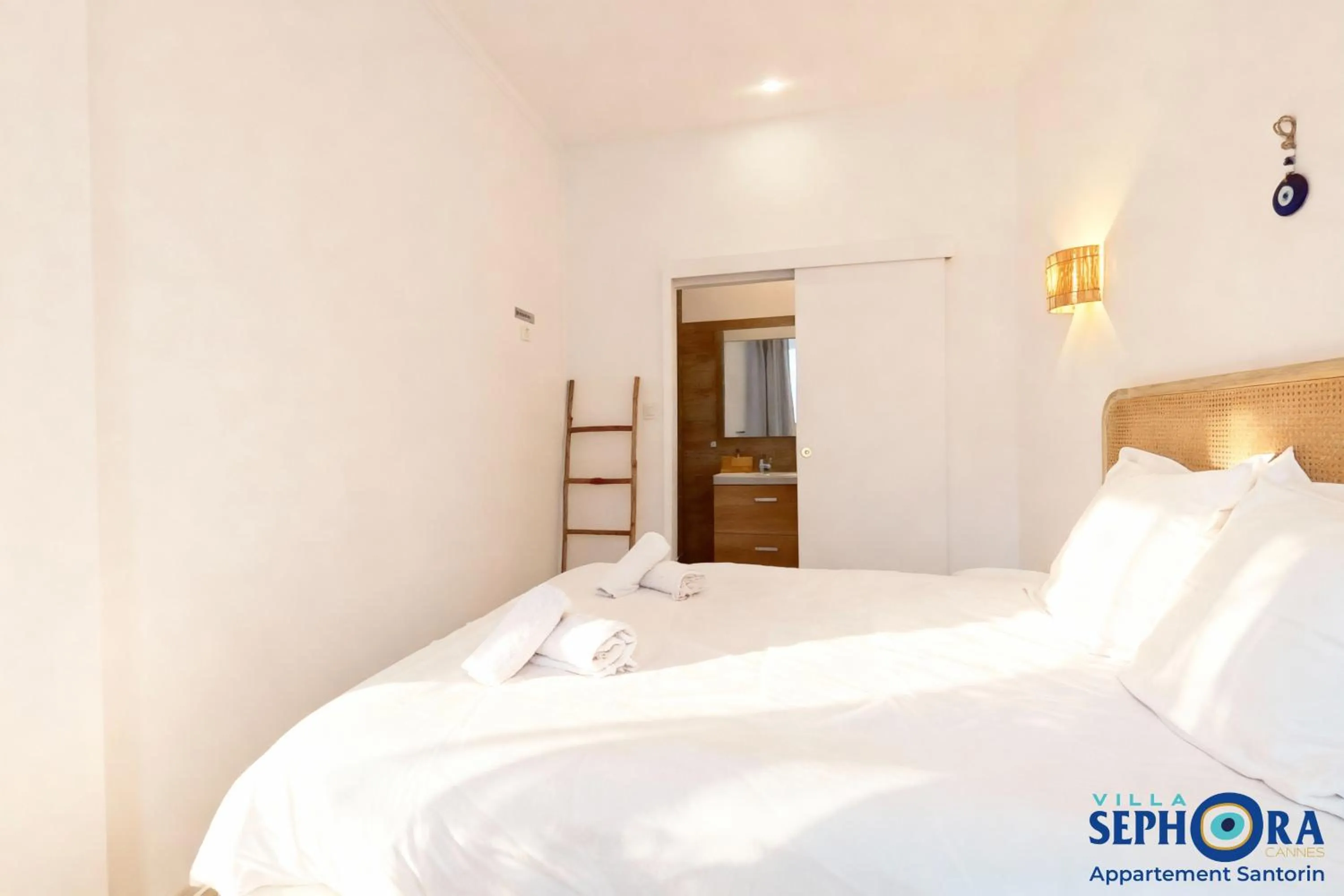 Bed in VILLA SEPHORA CANNES