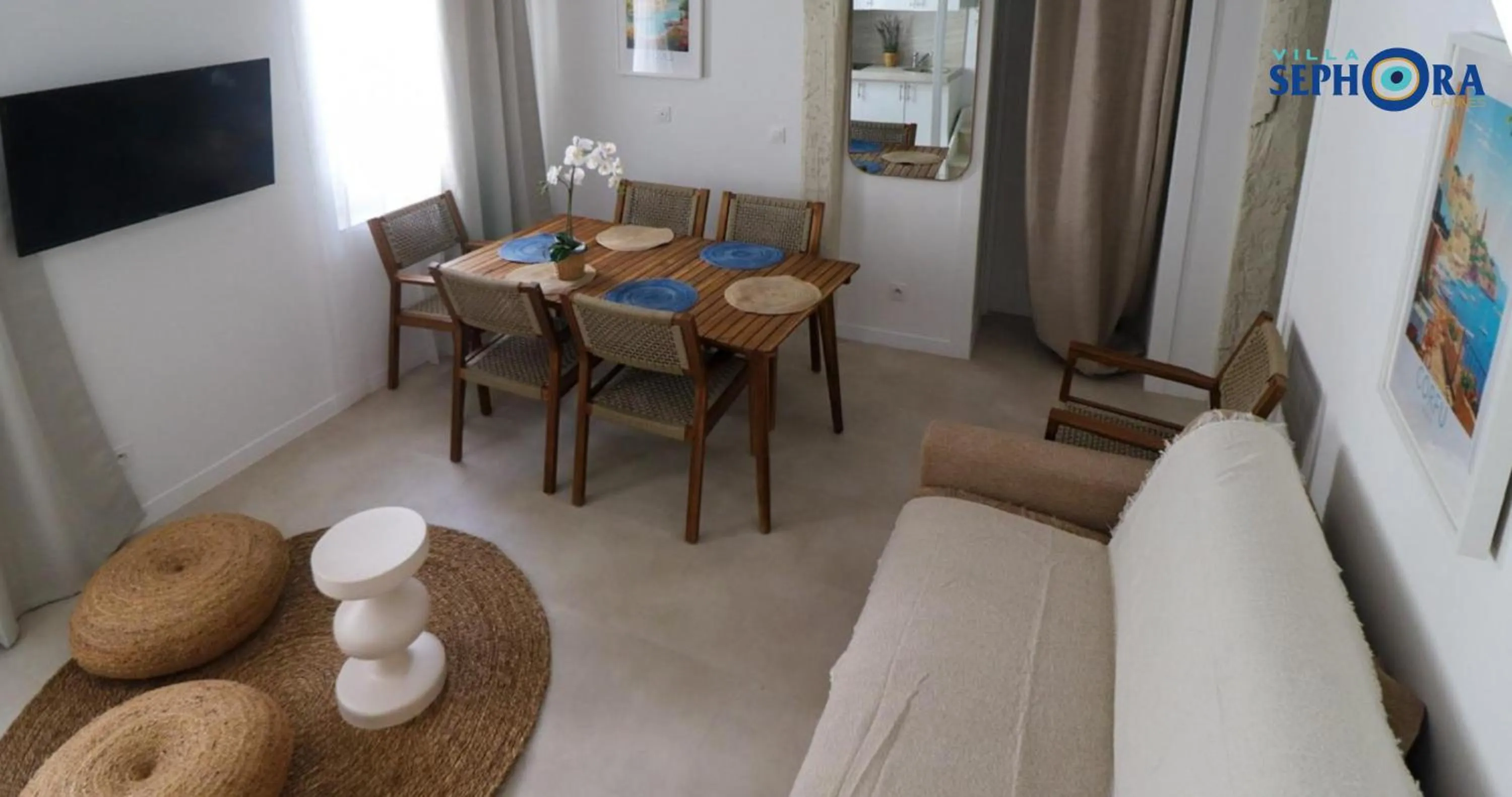 Communal lounge/ TV room in VILLA SEPHORA CANNES