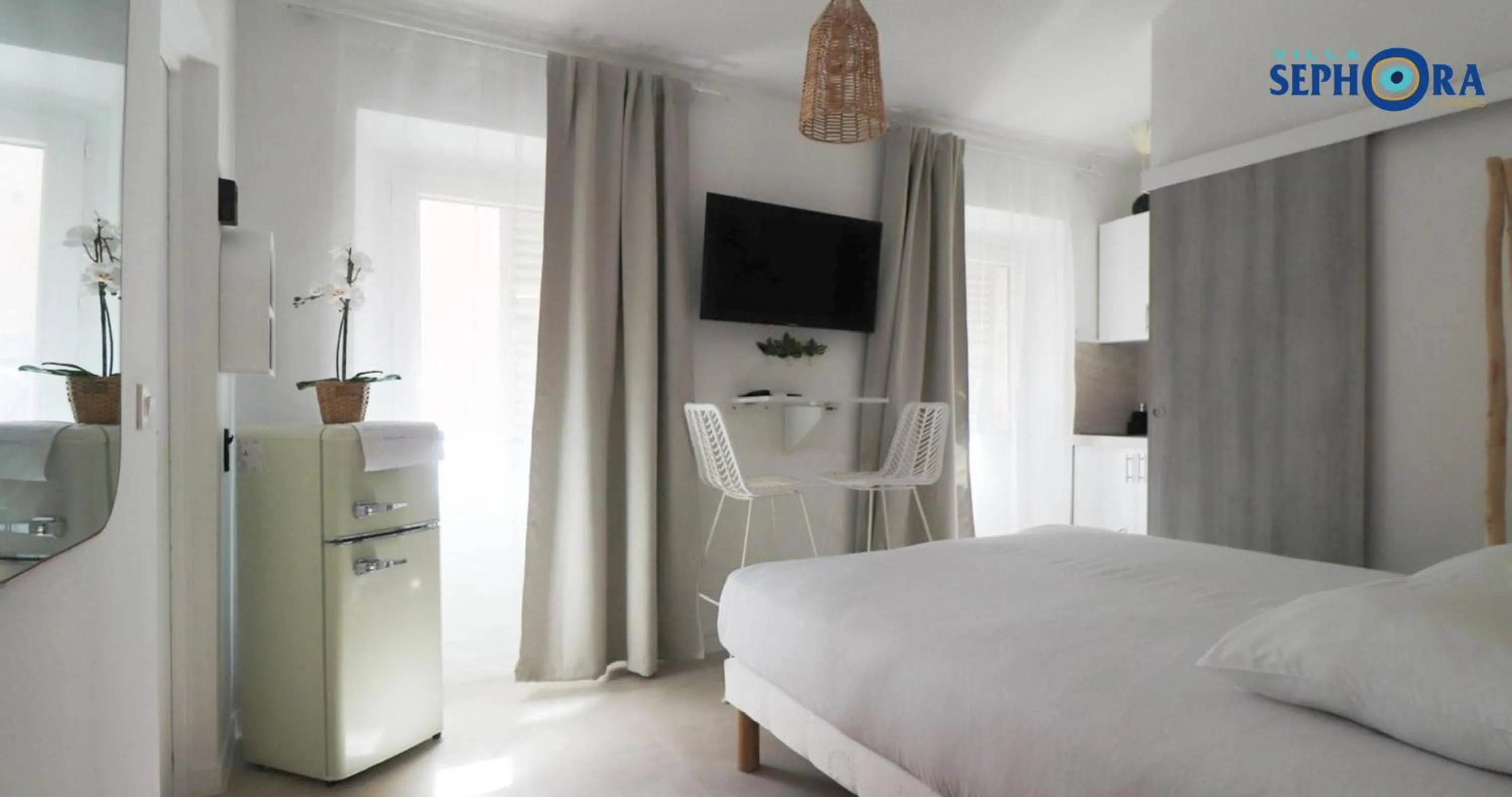 Bed in VILLA SEPHORA CANNES