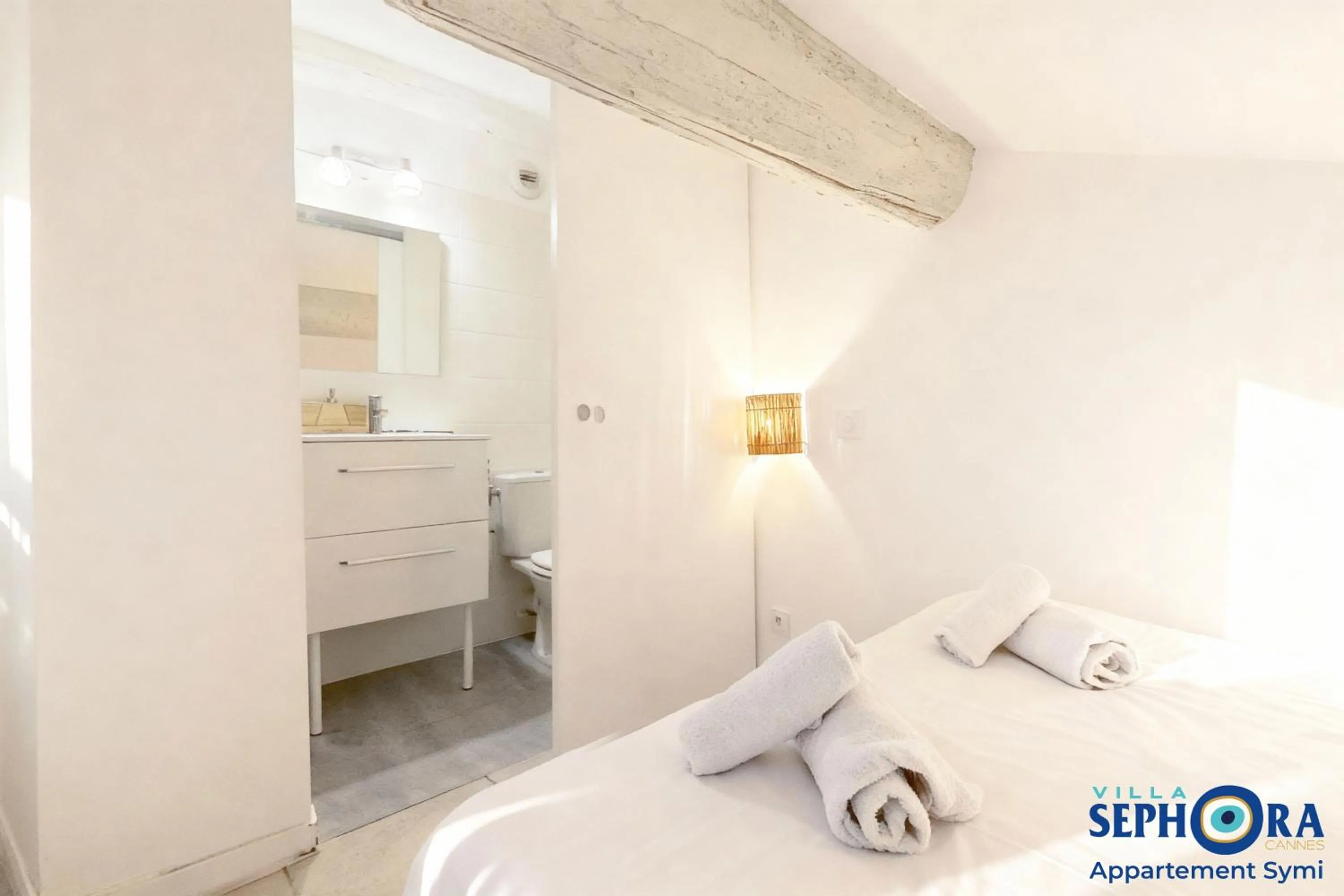 Bed in VILLA SEPHORA CANNES