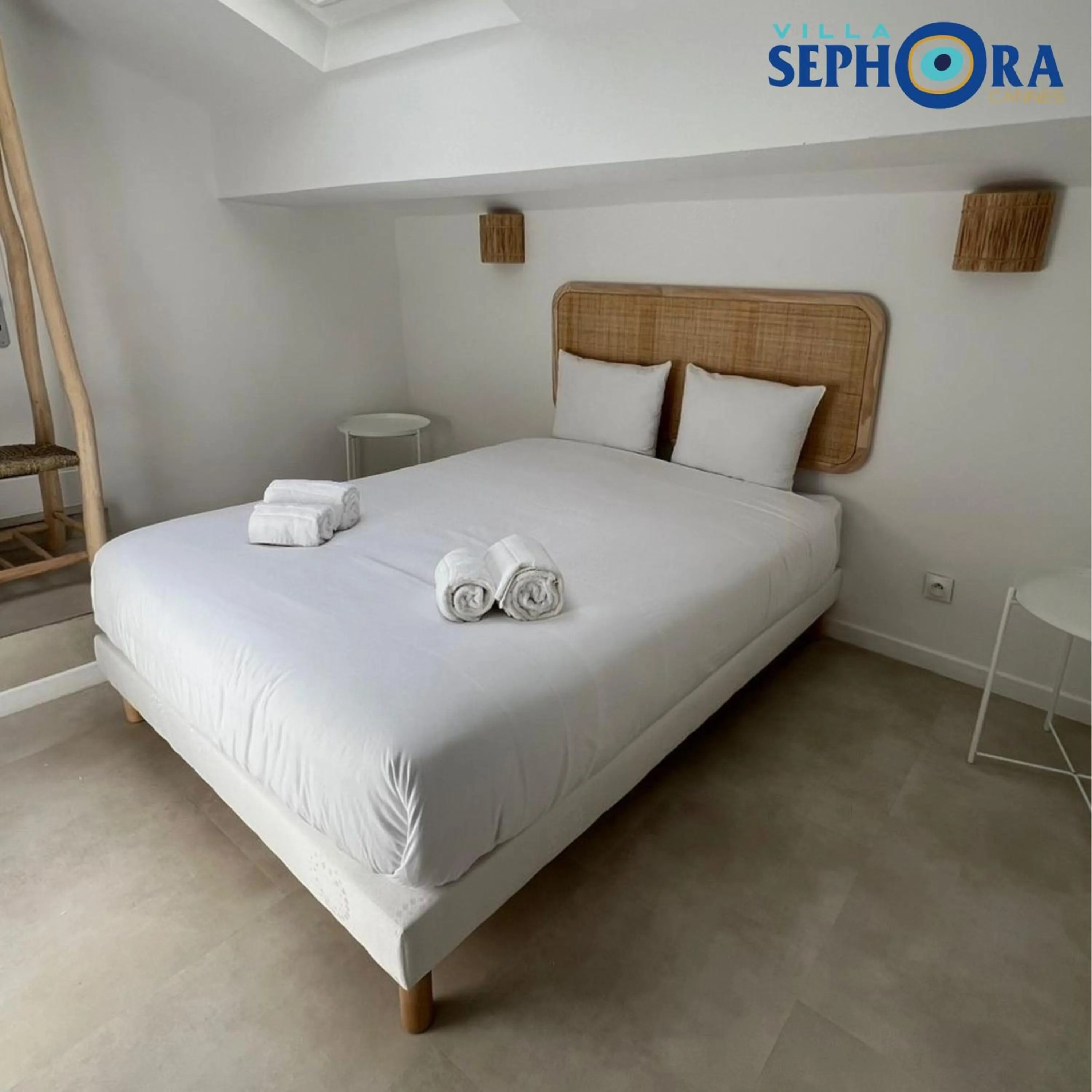 Bed in VILLA SEPHORA CANNES