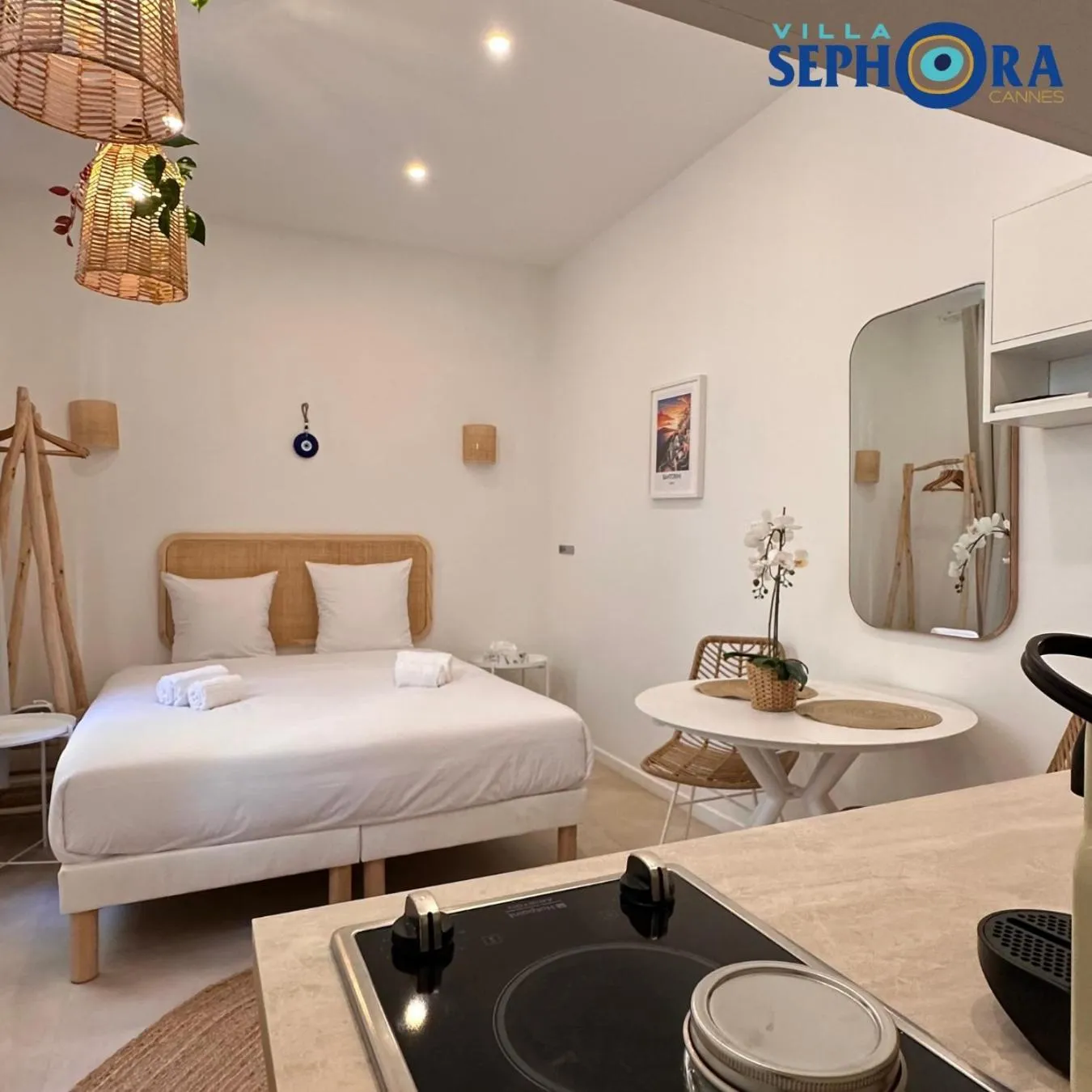 Bed in VILLA SEPHORA CANNES