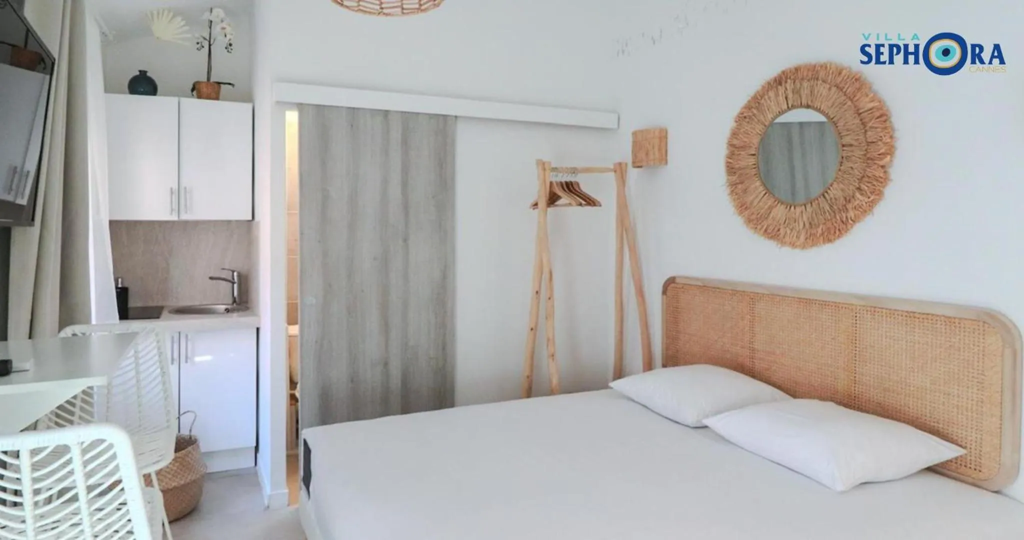 Bed in VILLA SEPHORA CANNES