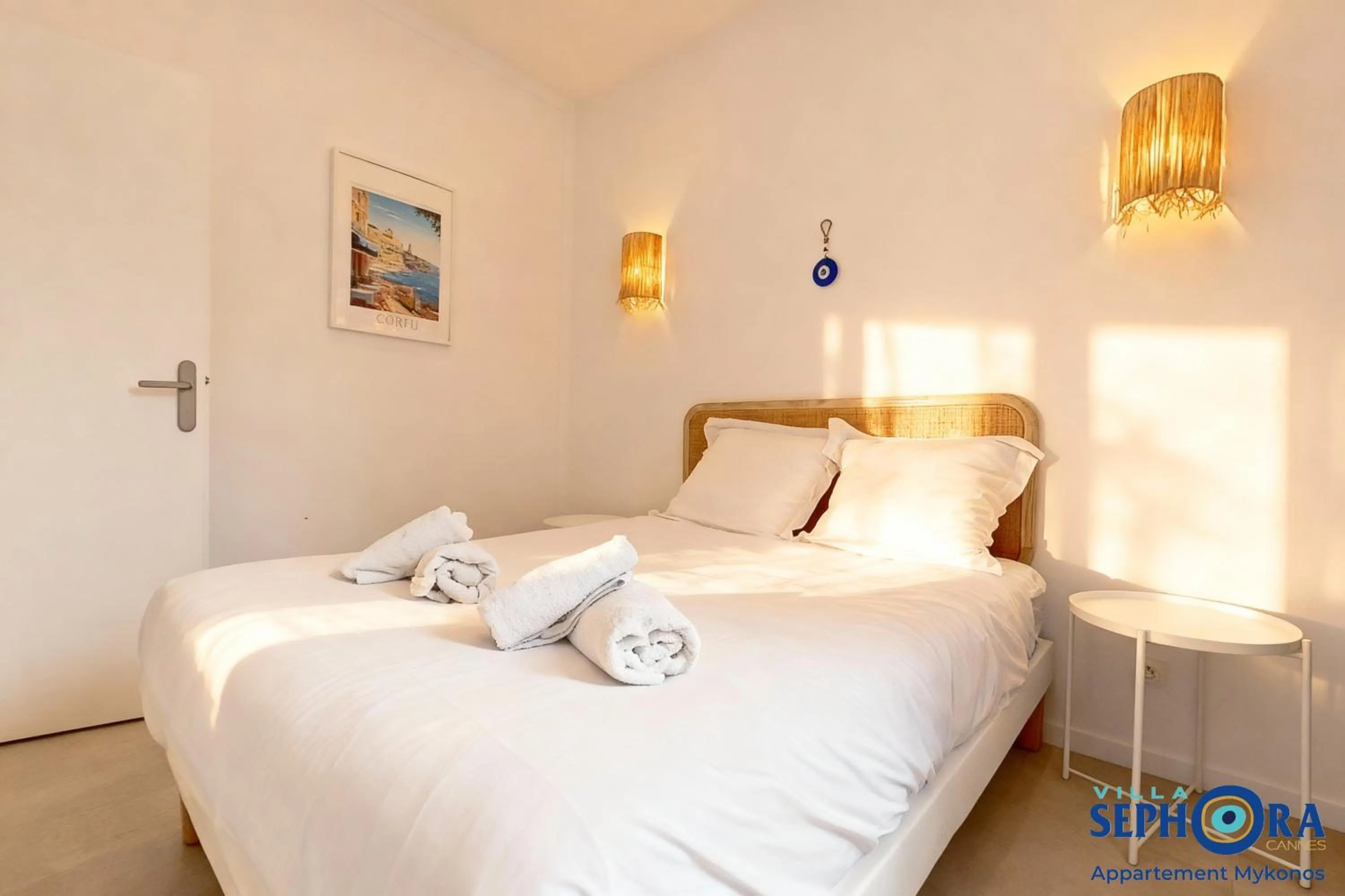 Bed in VILLA SEPHORA CANNES