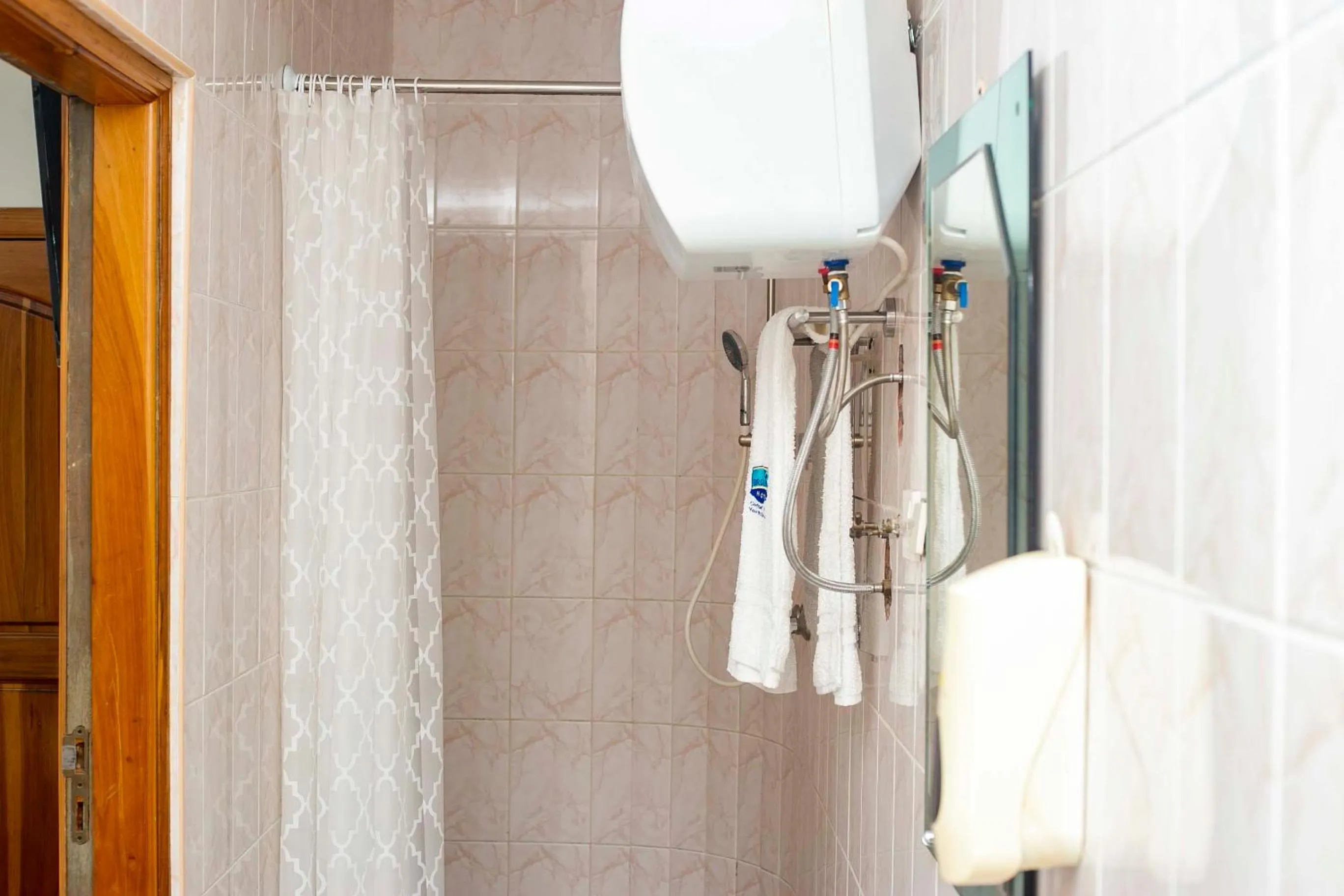 Shower in Brookvale Hotel