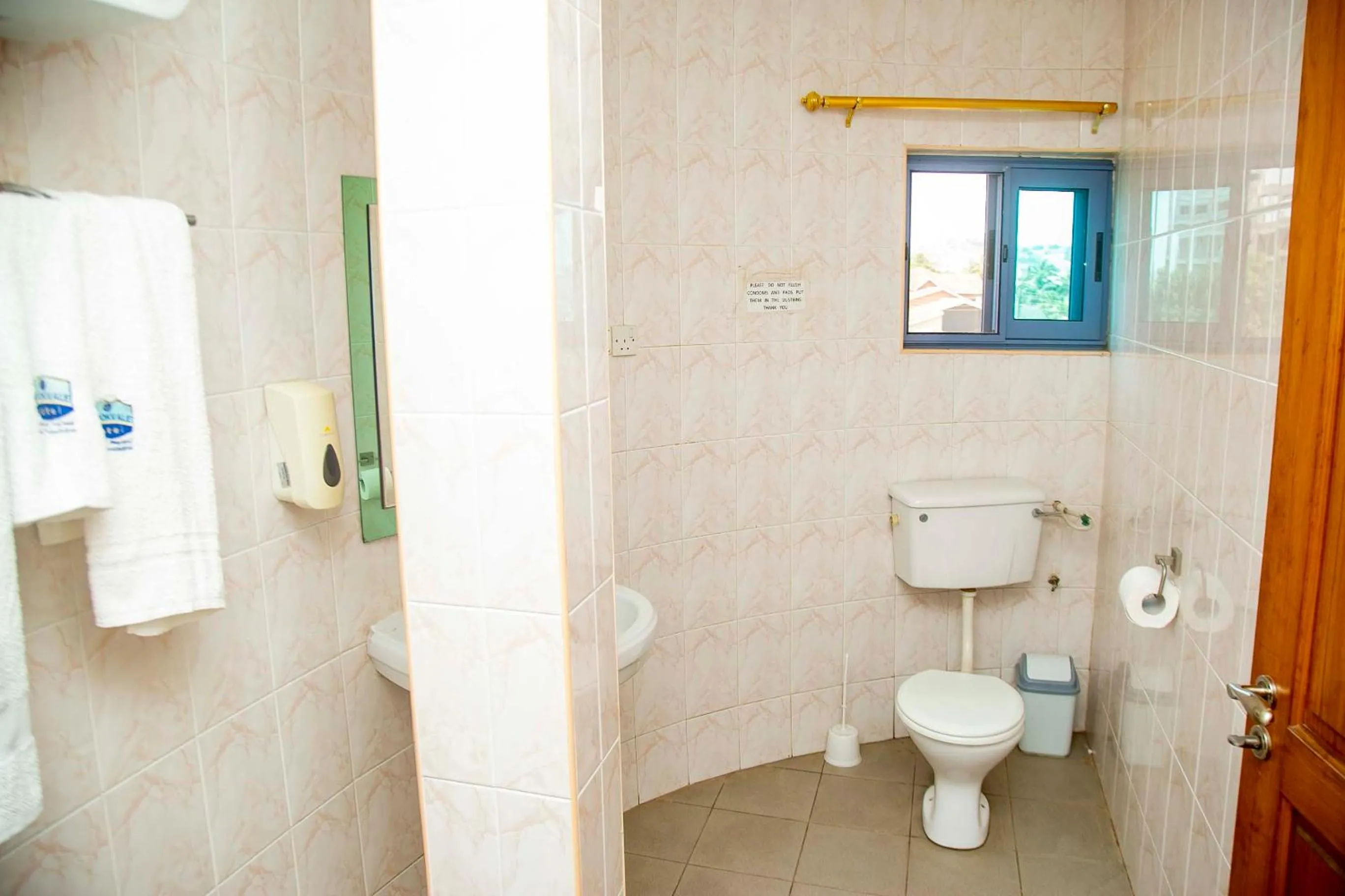 Toilet in Brookvale Hotel