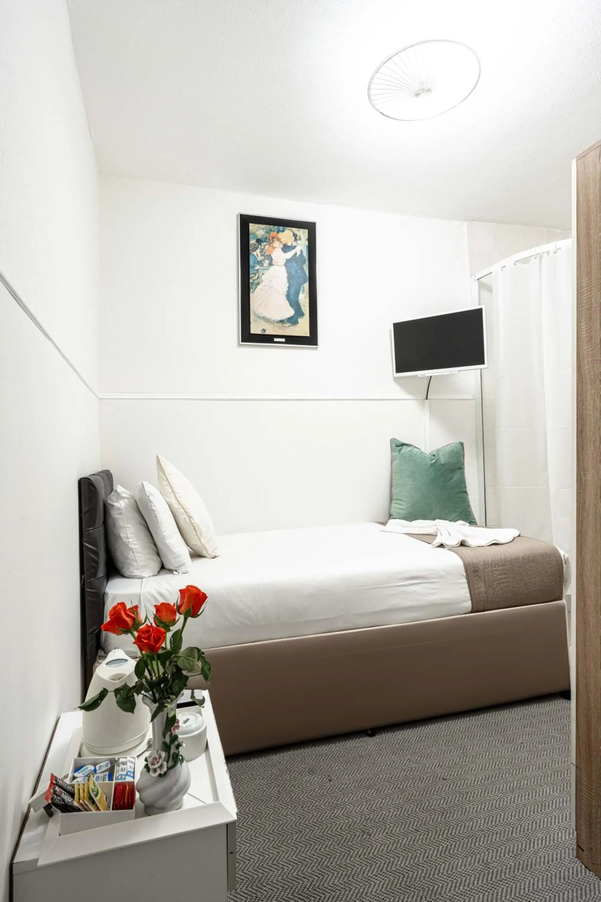 Bed in Lancaster Court Hotel