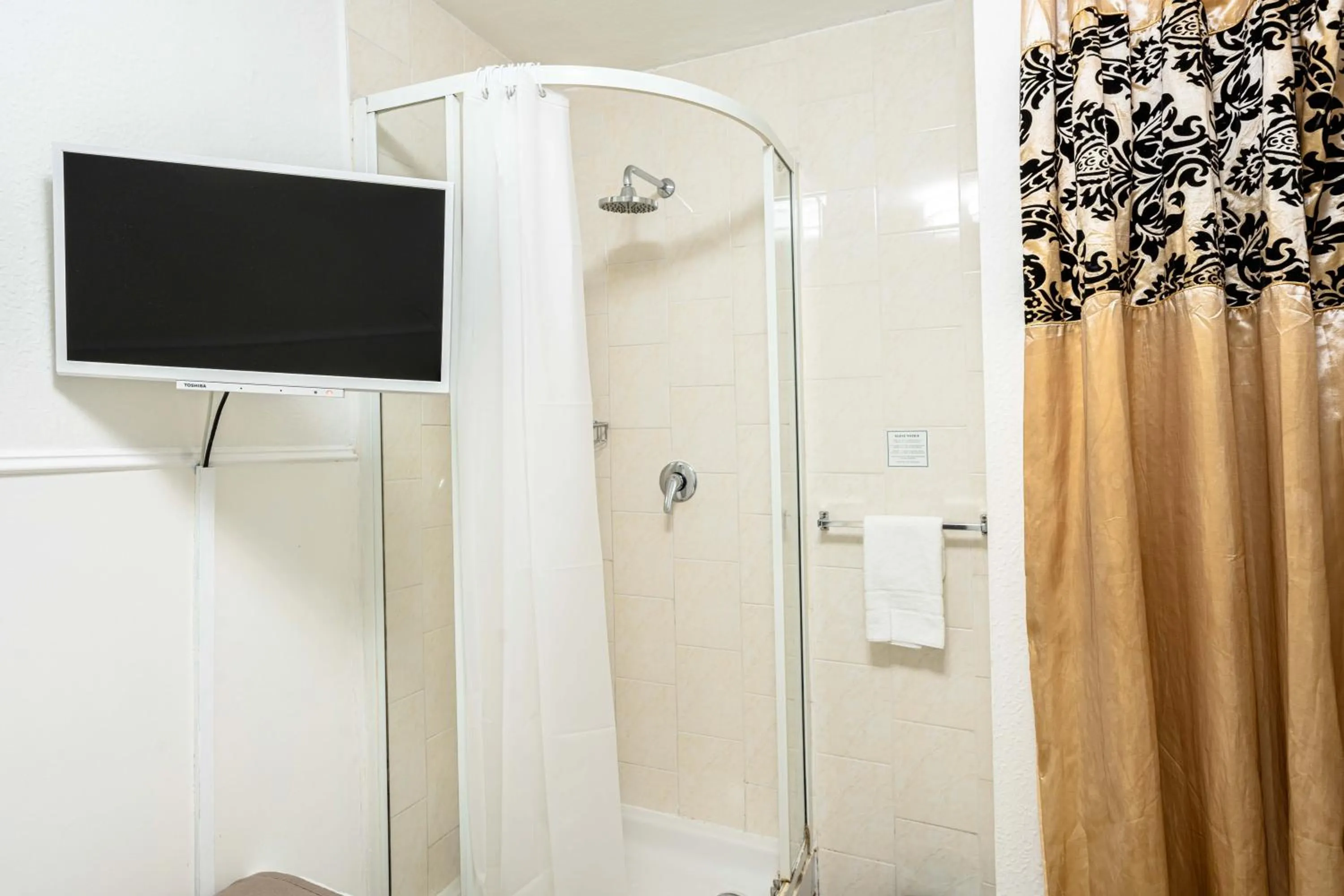 Shower in Lancaster Court Hotel