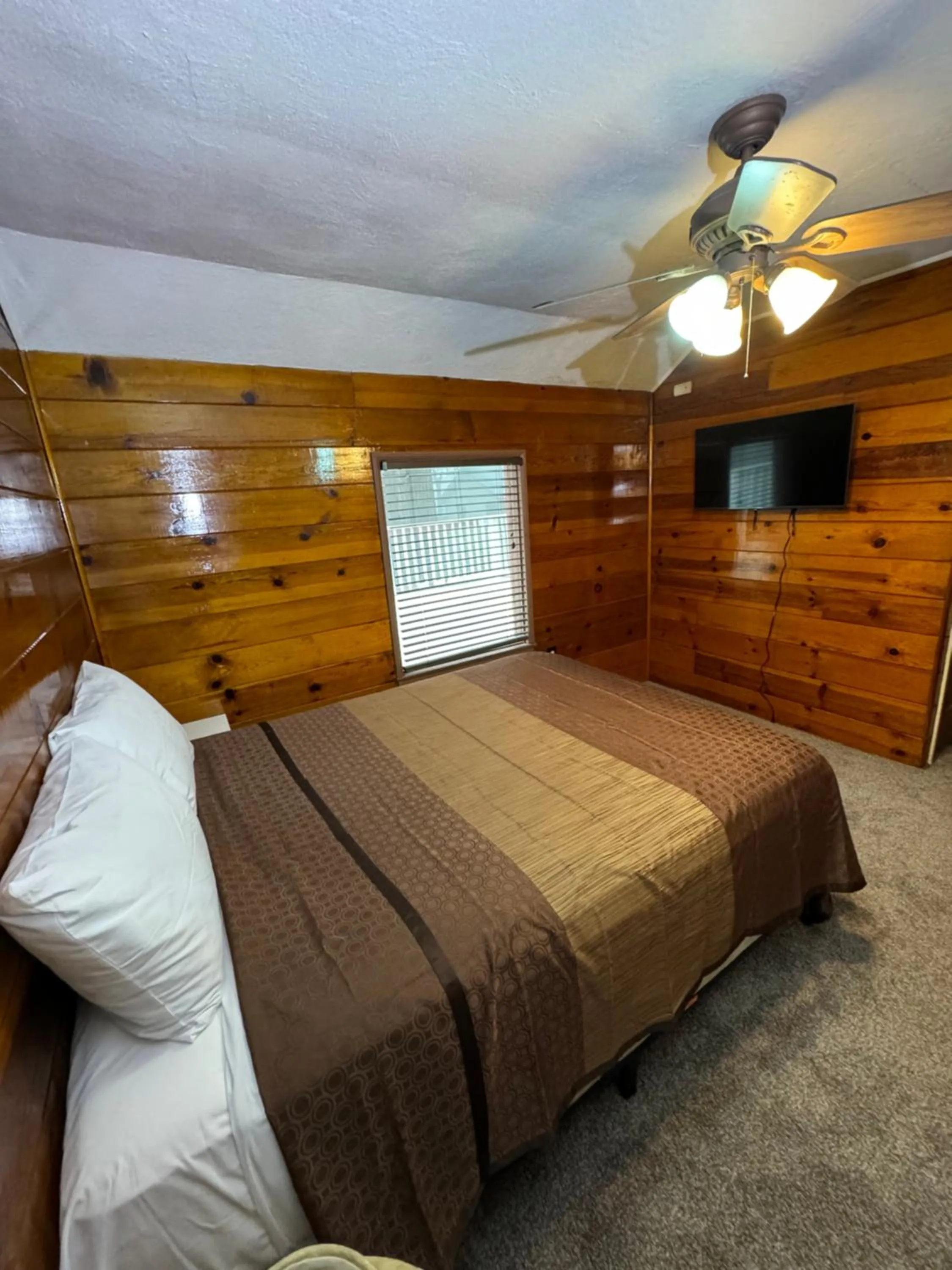 Bed in Crest Lodge Historic Mountain Inn