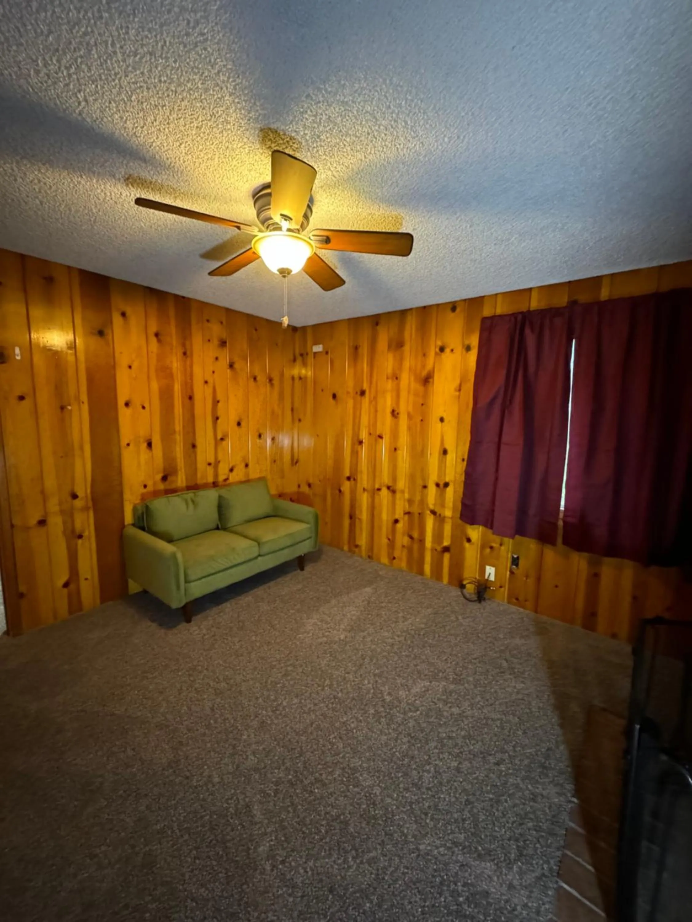 Living room, Bed in Crest Lodge Historic Mountain Inn