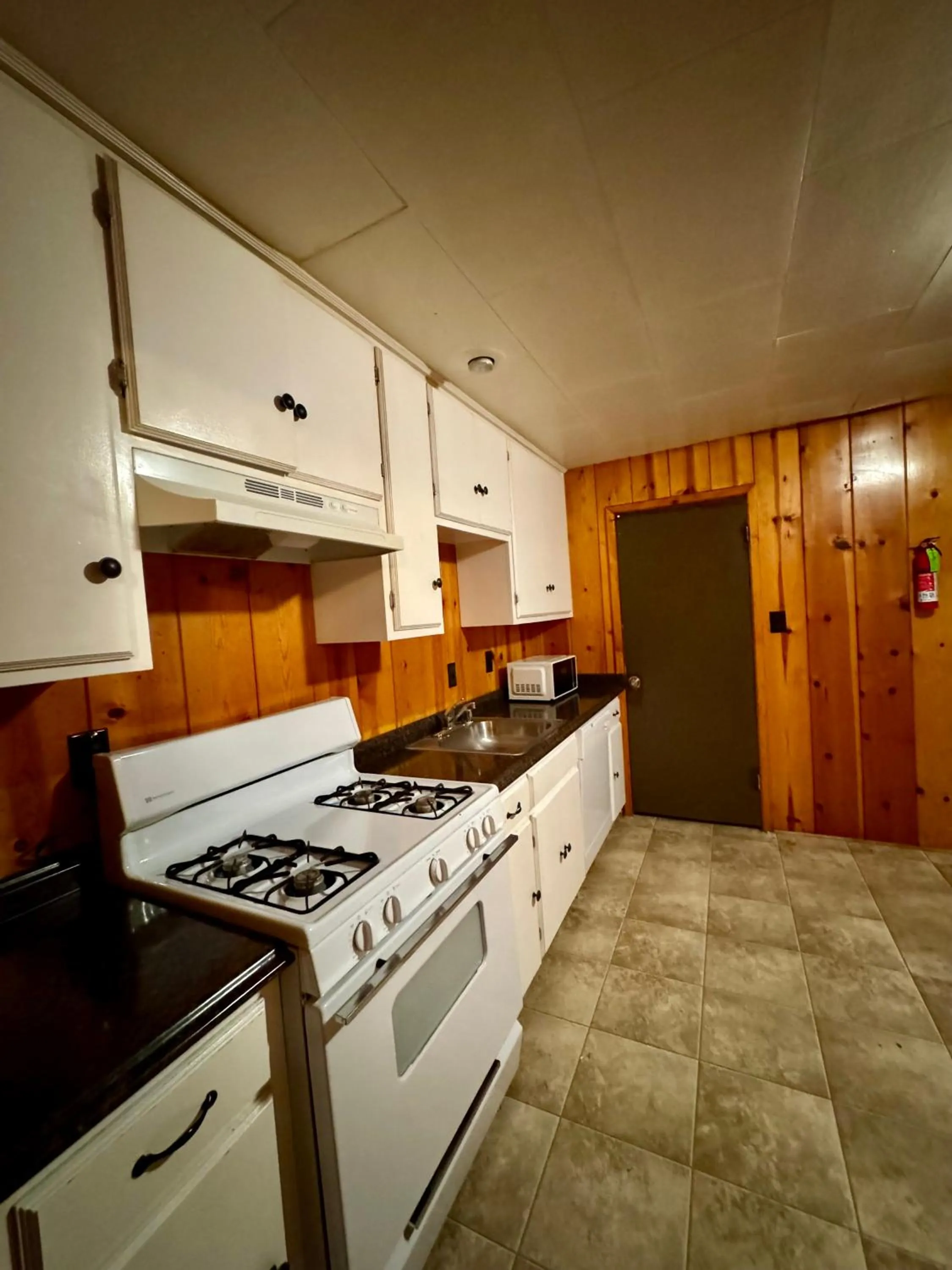 Kitchen or kitchenette in Crest Lodge Historic Mountain Inn