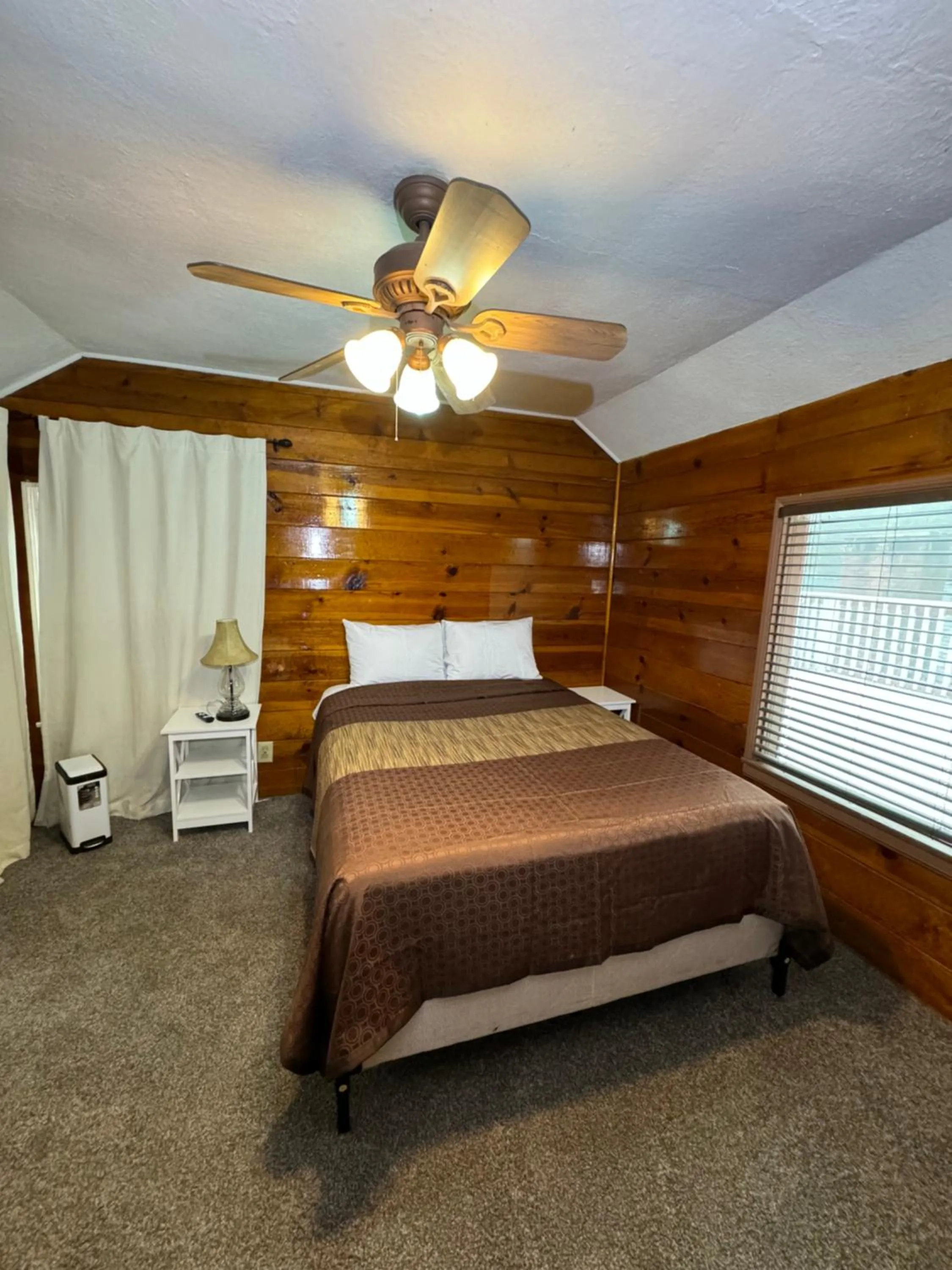 Bed in Crest Lodge Historic Mountain Inn
