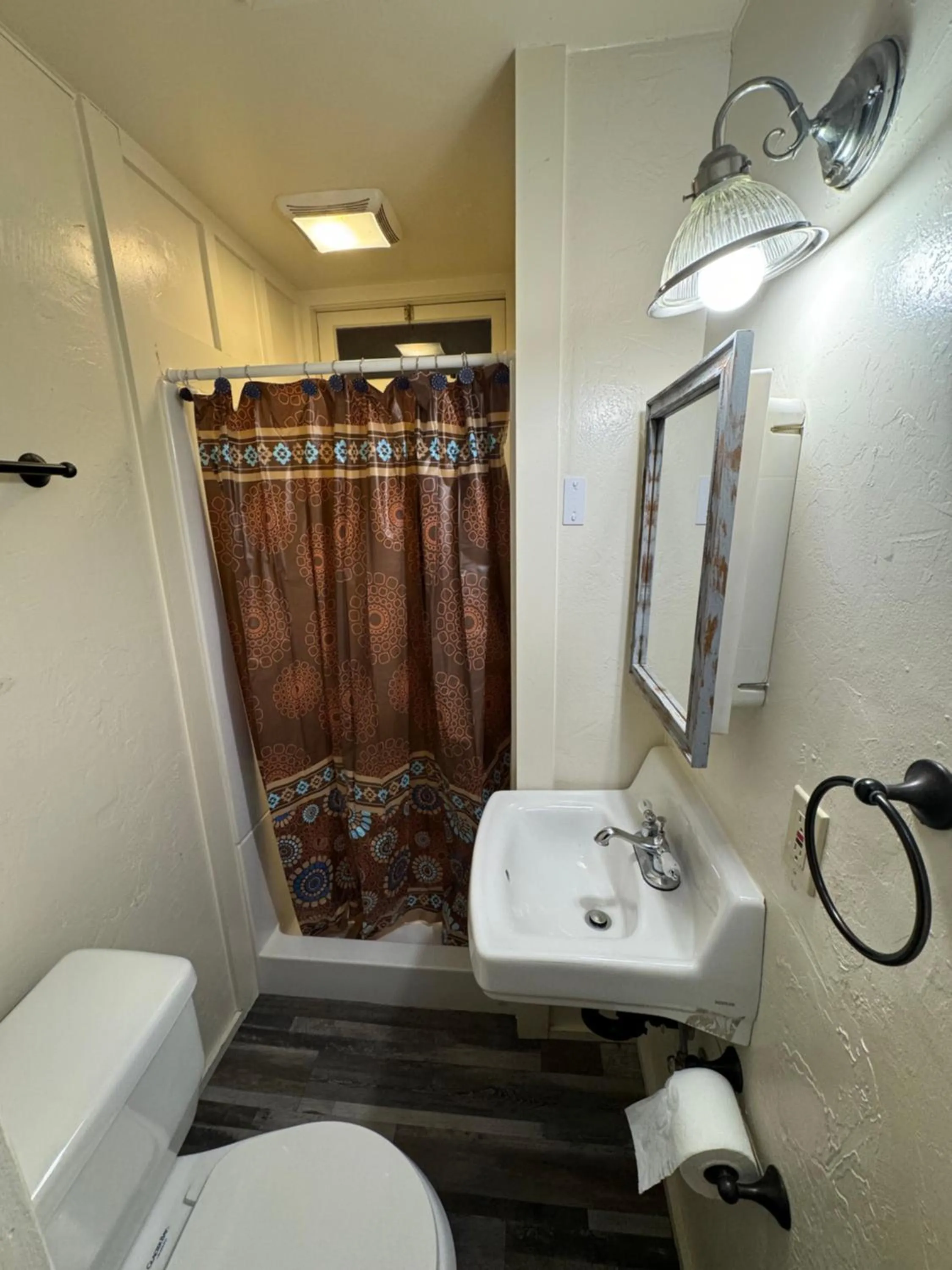 Shower in Crest Lodge Historic Mountain Inn