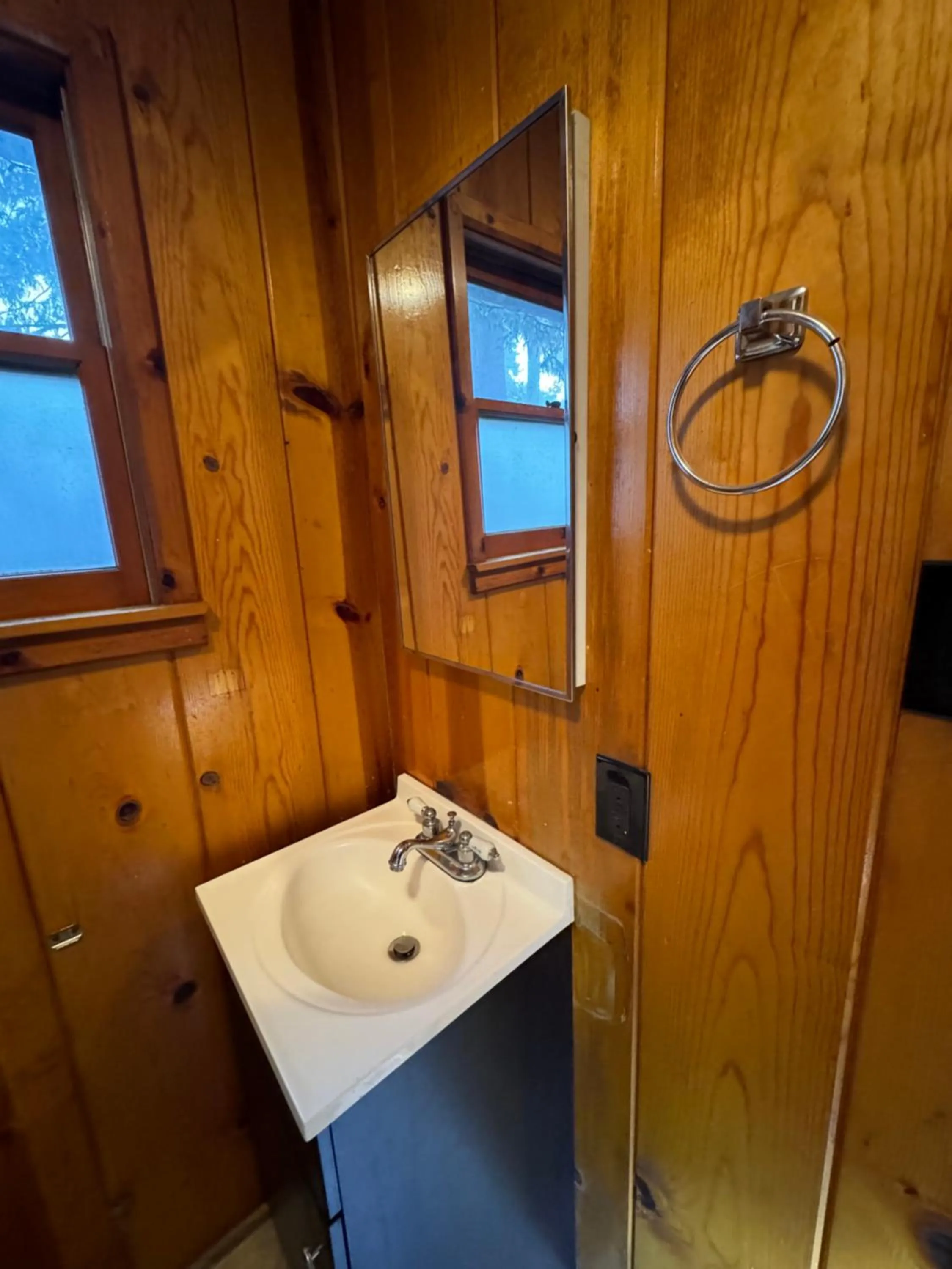 Bathroom in Crest Lodge Historic Mountain Inn
