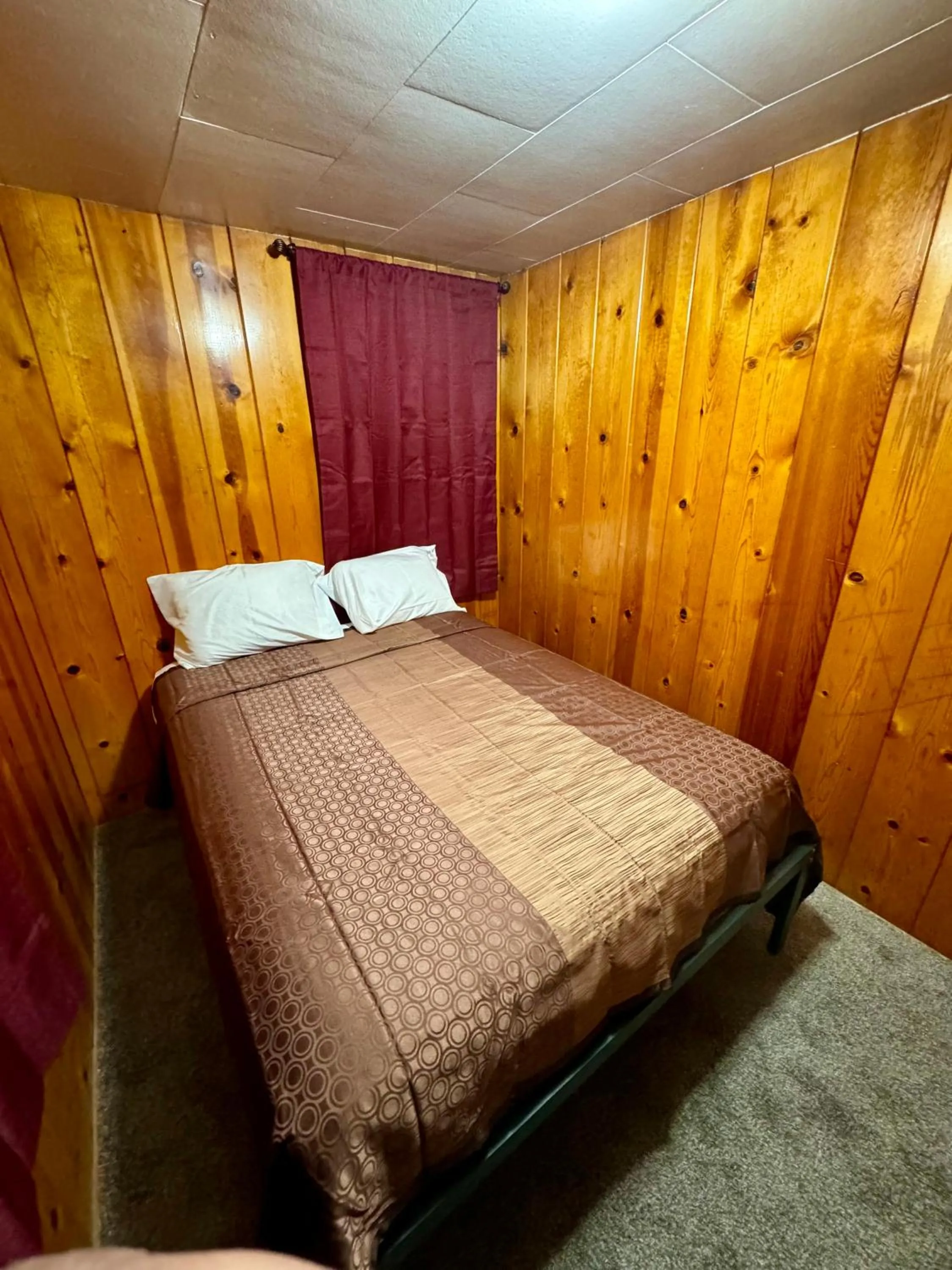 Bed in Crest Lodge Historic Mountain Inn