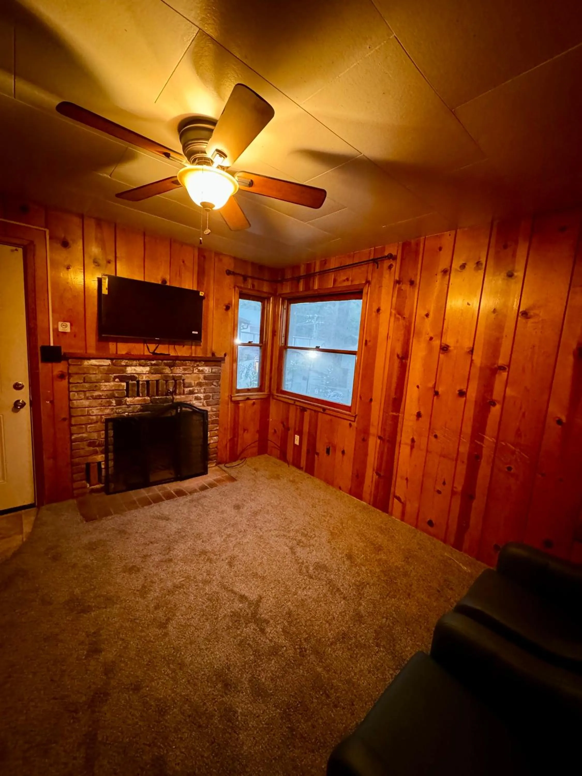 TV and multimedia in Crest Lodge Historic Mountain Inn