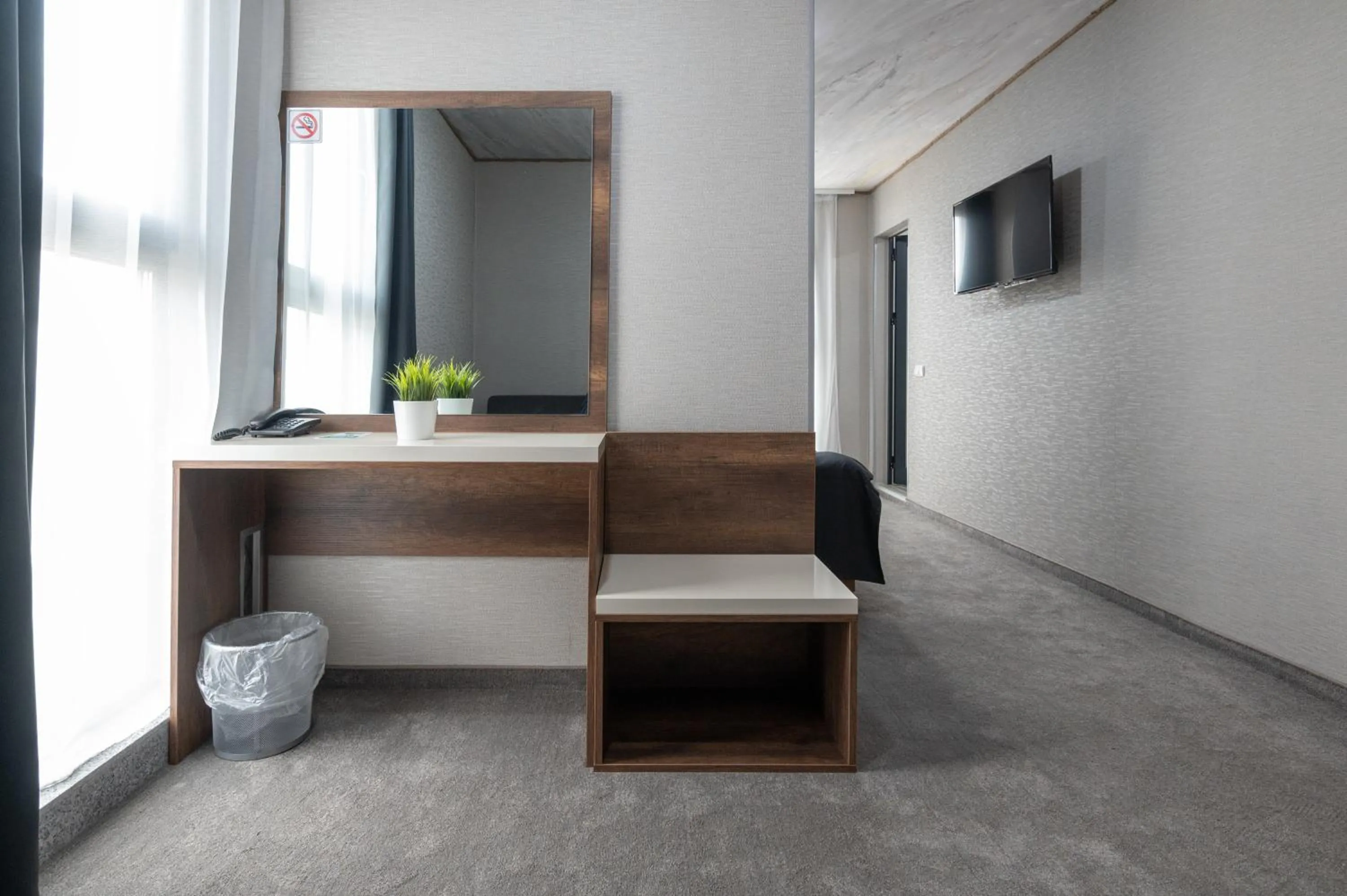 TV and multimedia in Hotel Boutique 5 - Free parking - Free breakfast - Free internet - EVSE