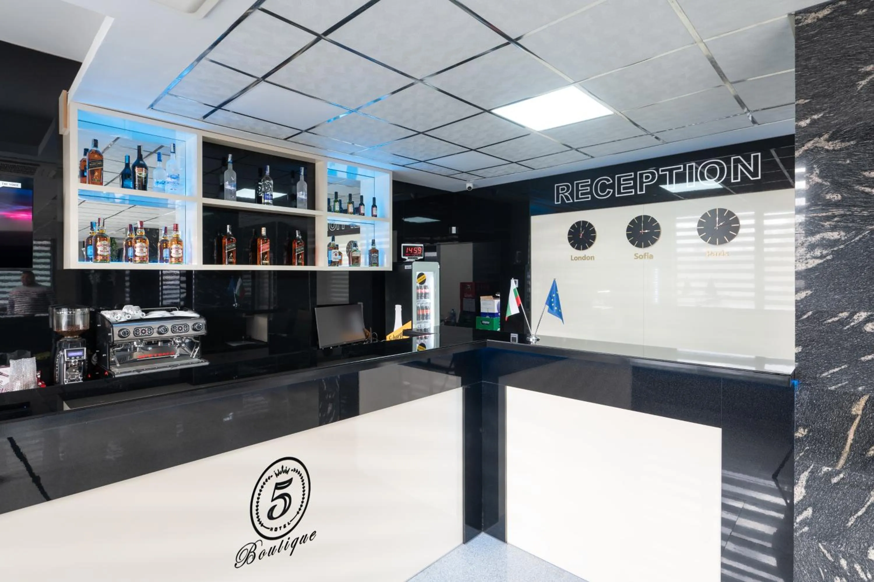 Lounge or bar in Hotel Boutique 5 - Free parking - Free breakfast - Free internet - EVSE