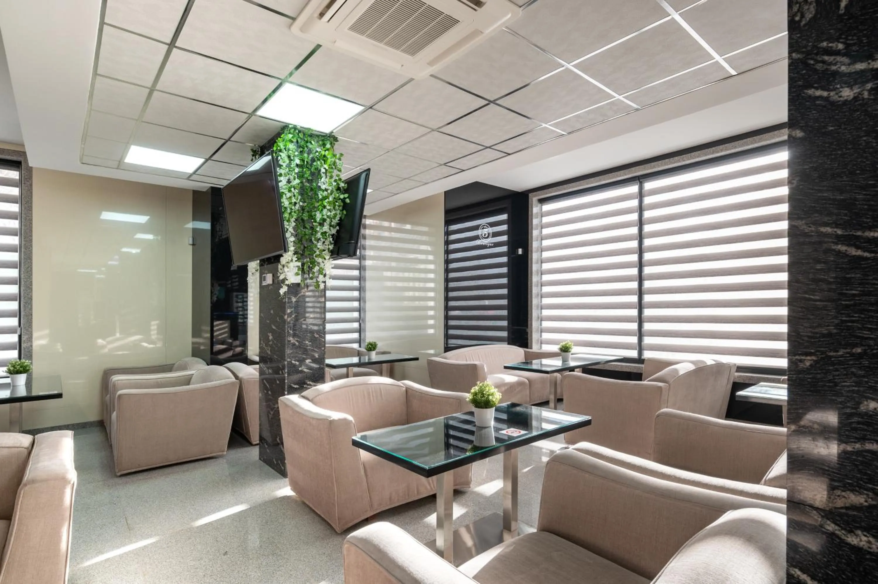 Lounge or bar in Hotel Boutique 5 - Free parking - Free breakfast - Free internet - EVSE