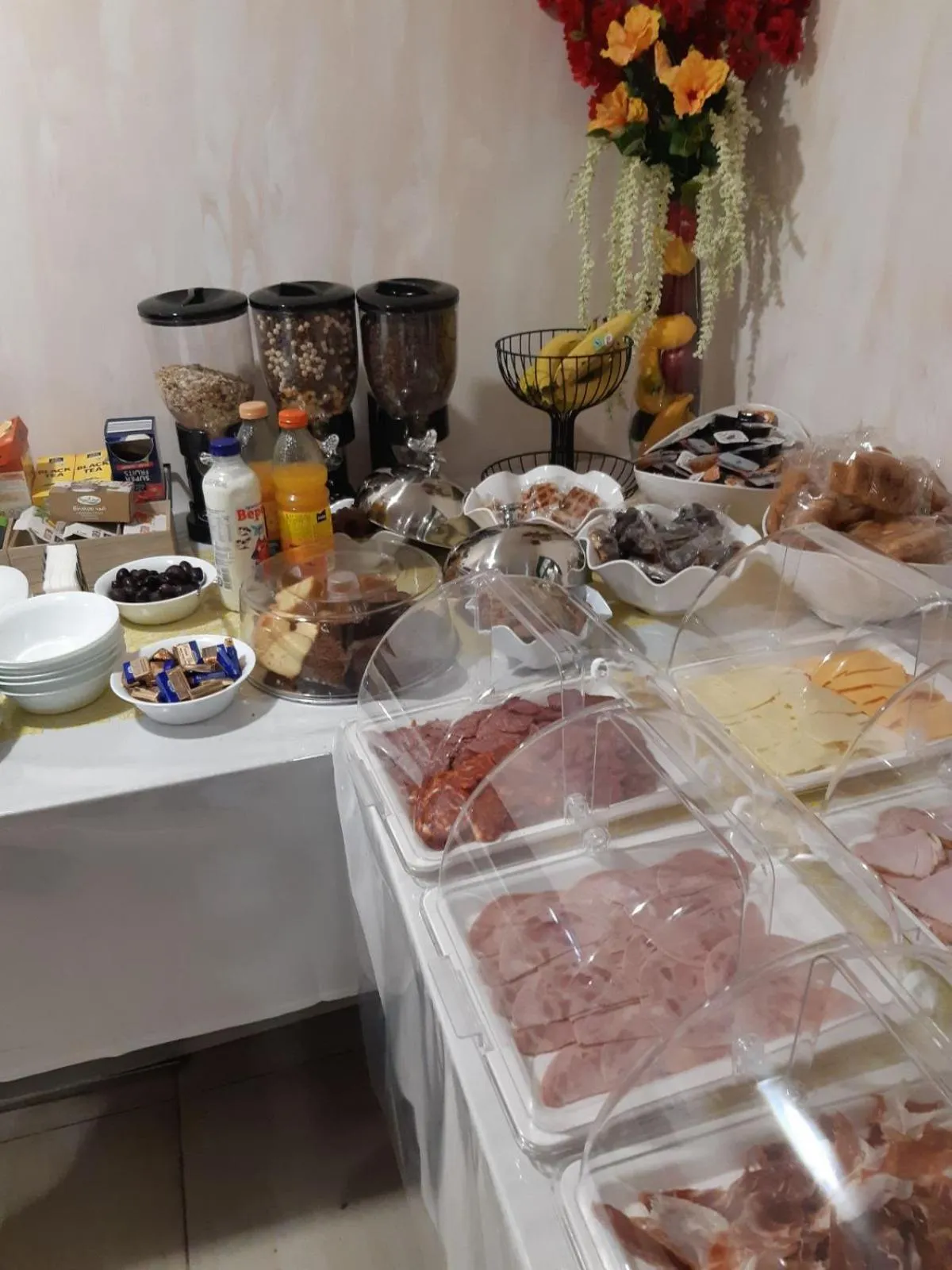 Restaurant/places to eat in Hotel Boutique 5 - Free parking - Free breakfast - Free internet - EVSE