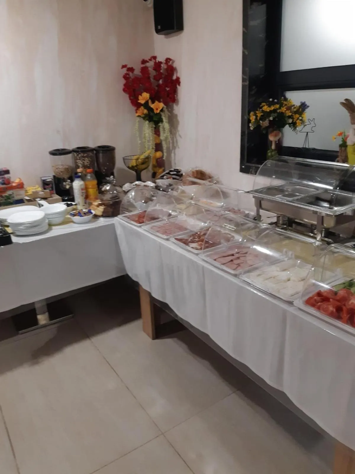 Restaurant/places to eat in Hotel Boutique 5 - Free parking - Free breakfast - Free internet - EVSE