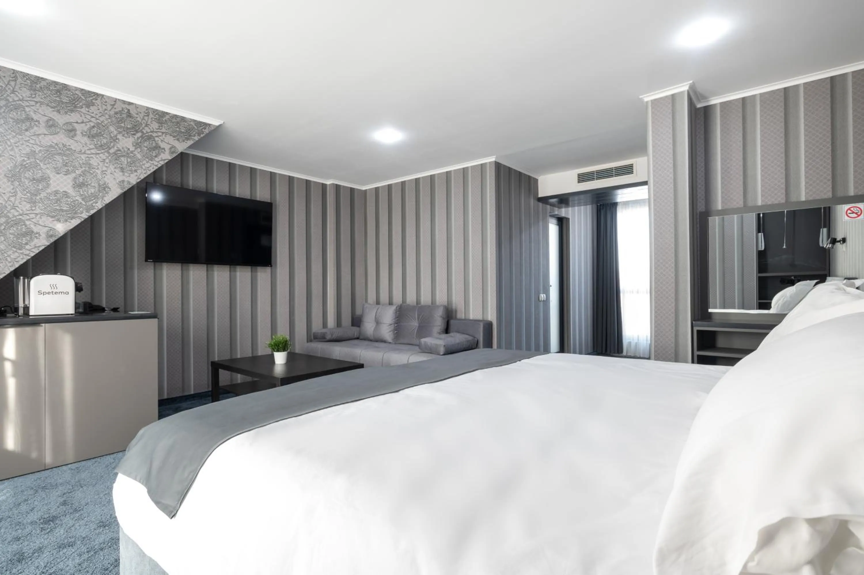 TV and multimedia, Bed in Hotel Boutique 5 - Free parking - Free breakfast - Free internet - EVSE