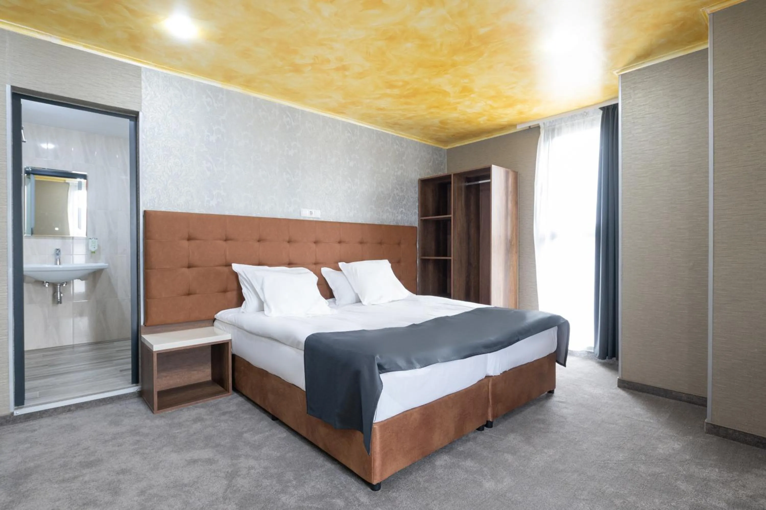 Bed in Hotel Boutique 5 - Free parking - Free breakfast - Free internet - EVSE