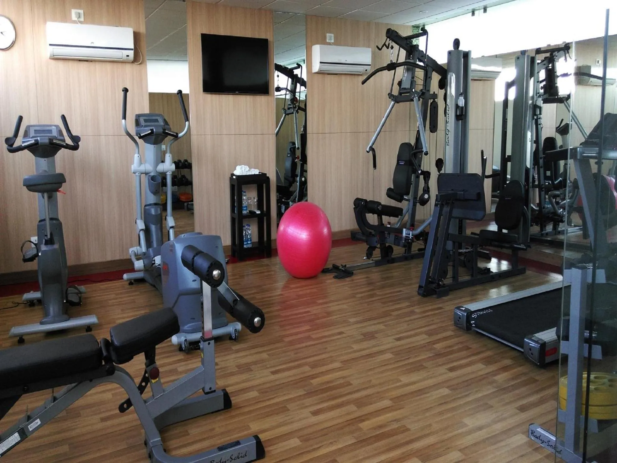 Fitness centre/facilities in Country Inn & Suites by Radisson, Bhiwadi